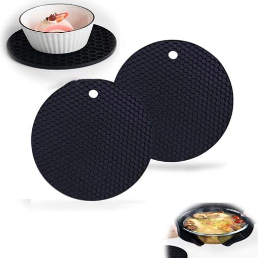 1.【実用的なサイズ】鍋敷きシリコン直径18cm、厚み0.6cmの円形型で、黒い2枚組 2.【シリコン製鍋敷きの特徴】弾力性に優れた上質素材を使用、耐熱性能が高いシリコン製マット、熱を放散しやすいハニカムデザイン、伸縮性ばつぐんで破損しにく...