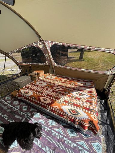 ピクニック、車中泊、旅行、バンライフ、キャンピングカー、キャンプ、グランピング テーブルクロスとして活用しているキャンパーもたくさんいます。アンティーク調のキャンプ用品を置くことで、気分はネイティブアメリカン! 鮮やかなモロッコ柄の模様は、...