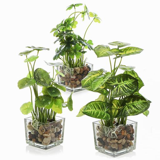 ホームデコレーション 【水生植物フェイク】XiaZの人口観葉植物ミニは高品質な印刷技術を採用し、造花葉っぱの葉脈がはっきりと見えるように製造します。観葉植物の根茎まで再現されているので、見た目も本物みたいです。ガラス鉢の内容物には洗浄された雨花石を使用しており、ポットの底や壁に砂が付着しなく、それぞれの石の表面には水和した光沢があります。フェイク植栽はまるで石の隙間に実際に生えているかのようです。 【触媒グリーン3点セット】四つ叶のクローバー:日本では、三つ葉は『希望』『信頼』『愛情』の印で知られいます。 残る1枚は『幸福』のシンボルだと言い伝えられています。蓮の葉:コインの形に似た丸い葉っぱは縁起が良いという伝説がありそうます。クワズイモ:葉っぱは特別のハートハート形状で超可愛いです。 【光触媒フェイクグリーン】フェイクグリーン卓上光触媒はインテリア飾り物だけではなくて、新居の本棚、居窓、玄関、キッチンあるいはトイレ、洗面所等の場所、部屋の空気清浄をします。 【ギフトラッピング対応】贈り物にちょうどいいサイズ感。
