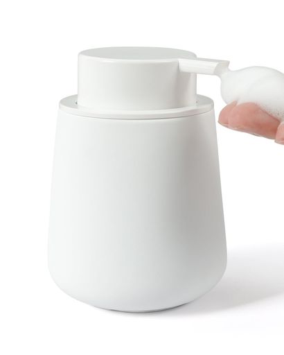 【おしゃれで高級感のあるマットホワイトデザイン】洗剤ボトルはマット加工が施された白いセラミック製ソープディスペンサーです。泡タイプのハンドソープディスペンサーとして、高級感とおしゃれさを両立したデザインで、洗面所・キッチン・バスルームなどどんな空間にも調和します。 【広口デザインx詰め替え簡単】口が広いため、泡ハンドソープや食器用洗剤、シャンプーの詰め替えが簡単。詰め替え用泡ソープディスペンサーとして、手を汚さずに補充できます。大容量320mlで長持ちします。 【泡・液体洗剤に対応|ご使用時の注意点】泡タイプまたは液体タイプの洗剤に対応可能。市販の泡ハンドソープは薄めずそのまま使えます。クリーミーな泡が幅広ノズルからしっかり出てくるのが特徴。ローションや食器用洗剤、洗顔料などの粘度が高い液体を使う場合は、必ず水で3〜5倍に薄めてください。※液体タイプの使用は推奨されません。濃度によってはポンプ詰まりや戻り不良の原因になるためご注意ください。 【セラミック製の高耐久x安定感】陶器製(セラミック)ボトルのため重さがあり、安定感抜群。倒れにくく、清潔感も保ちやすい。