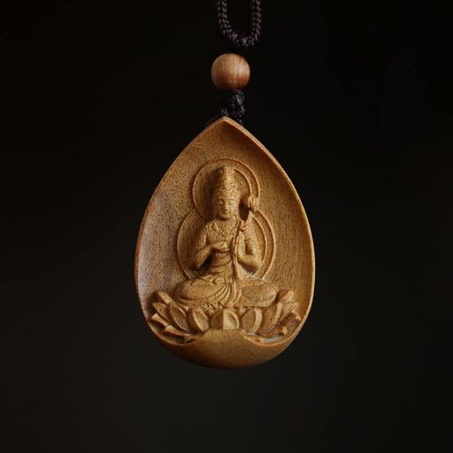 【製品材質】:オーストラリア白檀香木 寸法:高さ:39mm巾:28mm奥行:10mm。専用の化粧箱にお納めしてお届けいたします。 【勢至菩薩】午年【うま】阿弥陀如来の脇侍。智力を象徴し、智慧の光をもって万物を照らし衆生の迷いを除き、無上力を得させ、苦を取り除く偉大な力を持つ菩薩。大勢至菩薩 天然木を使用し、細かくて丁寧に研磨して加工します。天然木の香りが付きます。 製品写真説明:本製品の写真はすべて実物写真、顧客にリアル効果を見せることに努めておりますが、光と画面等によって多少の色違いがあるかもしれないので、品質上では問題はありません。ご了承ください。