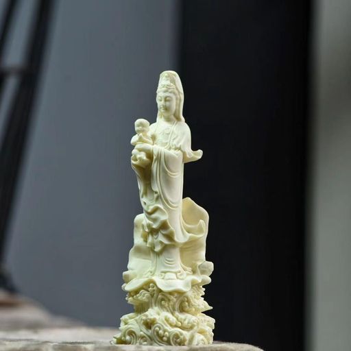 幼児の無事を守るとされる子安観音菩薩。子供の健やかな成長を願ってくださいます。また、水子の霊をも慰めてくださいます。 母が子に愛情を注ぐように、どこまでも深く大きい慈愛の心を表わした菩薩像です。温かい慈しみの眼差しで、常に見守り、慈愛に満ちた表情。 優しい朗らかな顔立ちは、参拝する私たちまで救われます。 リビングや玄関、あるいは仏壇へお供えしてください。 サイズ:高さ約18cm、幅約6cm;素材:(植物の果実)植物果実粉末プレス彫刻。