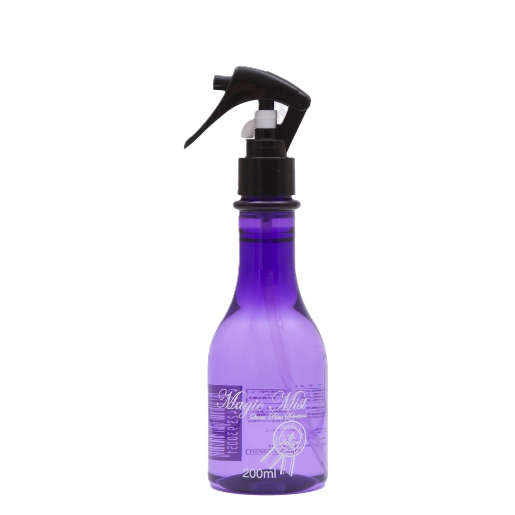 特許技術のアルカリ電解水マジックミストは、防腐剤・保存料・など化学薬品は一切不使用です。 超純水を特殊な方法で電解処理し電子をもたせた高いアルカリ性の安全なお水です。 高い抗菌性とお水の107倍の浸透性を持ち、肌の真皮層まで潤いを届けコラーゲンの再生を助けます。 スキンケア・コートケア・耳や足裏・口腔内・目のまわり・トイレ後の汚れ落とし・お散歩後の足裏のお手入れなど、毎日の様々な用途にご使用いただけるオールマイティな「高濃度アルカリ水素イオン水100％」です。 【原材料】 水（高濃度アルカリ水素イオン水100％） 【原産国】 日本 【メーカー】株式会社 EDOG JAPAN