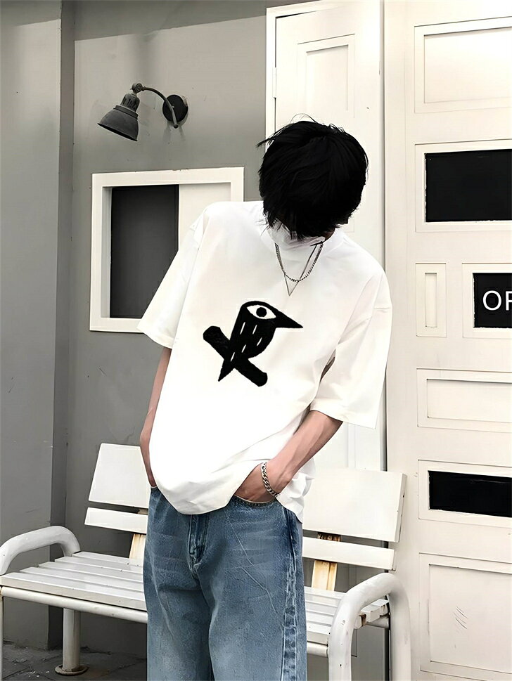 商品情報素材/材質コットン100％サイズ/寸法半袖Tシャツ サイズ表 / SIZE TABLE【サイズ】Sバスト：48cm／着丈：65cm／袖丈：20cm／肩幅：47cm身長目安：155〜160cm／体重目安：90〜100【サイズ】Mバスト：50cm／着丈：67cm／袖丈：21cm／肩幅：49cm身長目安：160〜165cm／体重目安：100〜120【サイズ】Lバスト：52cm／着丈：69cm／袖丈：21cm／肩幅：51cm身長目安：165〜170cm／体重目安：120〜130【サイズ】XLバスト：54cm／着丈：71cm／袖丈：22cm／肩幅：53cm身長目安：170〜175cm／体重目安：140〜150【サイズ】2XLバスト：56cm／着丈：73cm／袖丈：22cm／肩幅：55cm身長目安：175〜180cm／体重目安：155〜170【サイズ】3XLバスト：58cm／着丈：75cm／袖丈：23cm／肩幅：57cm身長目安：約180cm／体重目安：175〜190注意事項・バスト／肩幅は平置き採寸です（単位：cm）。・手作業採寸のため、1〜2cm程度の誤差が生じる場合がございます。・体重目安は参考値です。着用感には個人差がございます。・実物を基準にご確認ください。あらかじめご了承ください。注意モニター発色の具合により色合いが異なる場合がございます。tシャツ メンズ 半袖 無地 レディース 大きいサイズ 大きめ 綿100％ 白 コットン 厚手 半袖tシャツ ティーシャツ ユナイテッドアスレ ゆったり オーバーサイズ ビッグシルエット 白t 作業着 ブランド 白Tシャツ トレーニング 筋トレ ジム バスケ アウトドア オフホワイト 白tシャツ おしゃれ スポーツ 春 夏 秋 白いtシャツ t shirt t-シャツ 送料無料 5