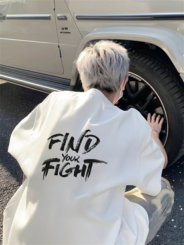 商品情報素材/材質コットン100％サイズ/寸法半袖Tシャツ サイズ表 / SIZE TABLE【サイズ】Sバスト：48cm／着丈：65cm／袖丈：20cm／肩幅：47cm身長目安：155〜160cm／体重目安：90〜100【サイズ】Mバスト：50cm／着丈：67cm／袖丈：21cm／肩幅：49cm身長目安：160〜165cm／体重目安：100〜120【サイズ】Lバスト：52cm／着丈：69cm／袖丈：21cm／肩幅：51cm身長目安：165〜170cm／体重目安：120〜130【サイズ】XLバスト：54cm／着丈：71cm／袖丈：22cm／肩幅：53cm身長目安：170〜175cm／体重目安：140〜150【サイズ】2XLバスト：56cm／着丈：73cm／袖丈：22cm／肩幅：55cm身長目安：175〜180cm／体重目安：155〜170【サイズ】3XLバスト：58cm／着丈：75cm／袖丈：23cm／肩幅：57cm身長目安：約180cm／体重目安：175〜190注意事項・バスト／肩幅は平置き採寸です（単位：cm）。・手作業採寸のため、1〜2cm程度の誤差が生じる場合がございます。・体重目安は参考値です。着用感には個人差がございます。・実物を基準にご確認ください。あらかじめご了承ください。注意モニター発色の具合により色合いが異なる場合がございます。tシャツ メンズ 半袖 無地 レディース 大きいサイズ 大きめ 綿100％ 白 コットン 厚手 半袖tシャツ ティーシャツ ユナイテッドアスレ ゆったり オーバーサイズ ビッグシルエット 白t 作業着 ブランド 白Tシャツ トレーニング 筋トレ ジム バスケ アウトドア オフホワイト 白tシャツ おしゃれ スポーツ 春 夏 秋 白いtシャツ t shirt t-シャツ 送料無料 5