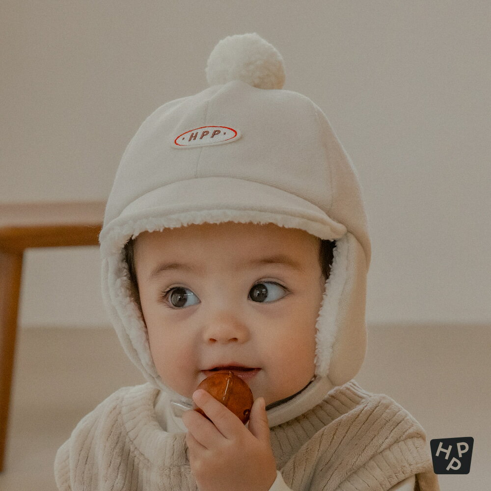 ラテ 防寒 イヤーフラップ キャップ ベビー 赤ちゃん 帽子 キャップ 防寒 暖かい ファー 裏地 クリーム ベージュ ポンポン ワッペン ベルクロ サイズ調整 ふわふわ 韓国子供服 キッズ おしゃれ 出産祝い 記念撮影 冬コーデ 秋服 冬服
