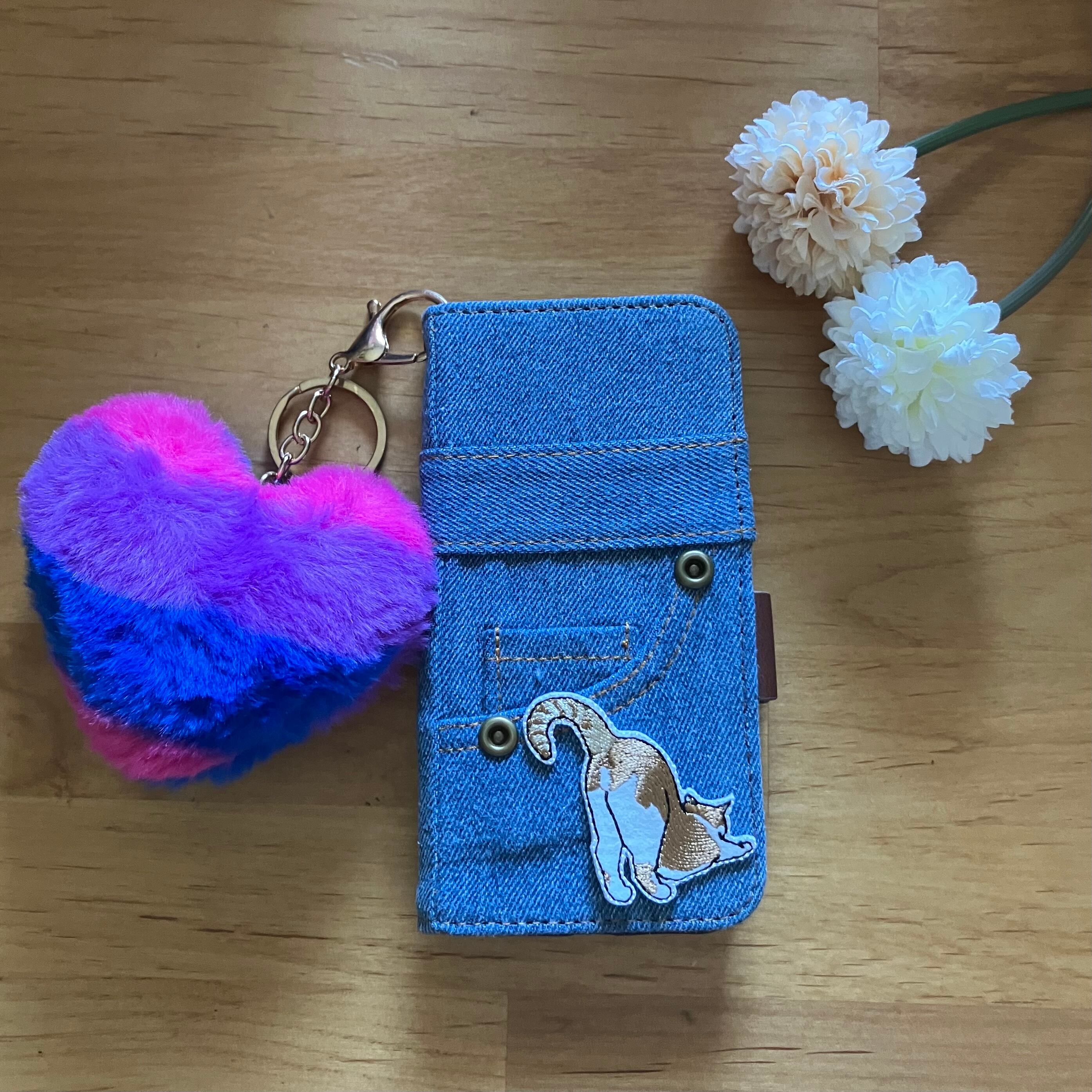 ★happy style★ 【伸びてる猫 刺繍】本格デニム生地＊iPhone手帳型ケース★超大きいふわふわハートのチャーム付き アイフォンケース iPhoneSE iPhone6s iPhone7 iPhone8 iPhoneX iPhoneXS iPhone12 iPhone12Pro iPhone11Pro アイホン13 アイフォン13Pro iPhone14