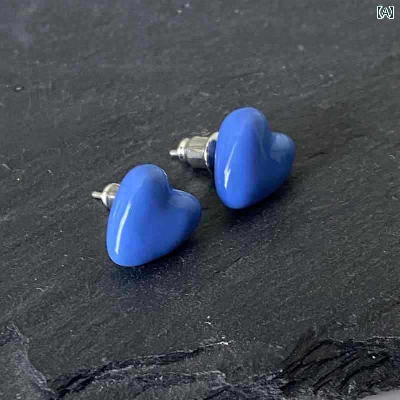 ピアス レディース ハート クラインブルー スタッドピアス ハートモチーフ 小ぶり 青色 耳飾り アクセサリー ジュエリー 両耳用 シルバー925 個性的 おしゃれ かわいい 贈り物 プレゼント ギフト 誕生日 記念日 パーティー