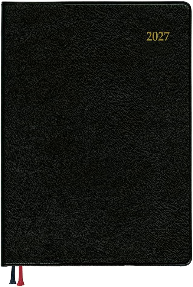 商品情報サイズ153×110×10mm重さ138g色ブラック規格サイズA6ページ数192P始まり曜日月曜日始まり月9月JANコード：4902041871211ダイゴー 手帳 2027年 スケジュール帳 アポイント ウィークリー バーチカル A6 ブラック E2316 2026年 9月始まり ベーシックで機能的なビジネスダイアリー ●Appointシリーズは、仕事をする人のことを考えて作ったビジネスダイアリーです。●使いやすさを追求し、罫線幅の種類、書体や文字の配置など細部にわたりこだわって制作しています。●ビジネスシーンで使いやすいベーシックなデザインでお求めやすい価格も魅力です。●オリジナル手帳用紙へのこだわり：ダイゴーのオリジナル手帳用紙は、安定した強度と滑らかな筆記特性・万年筆やボールペンのにじみが少ないといった特徴があります。毎年、製紙メーカーと改良を重ね、手帳用紙を抄造（紙の原料をすいて紙を製造すること）しています。毎日書き込むものだからこそ、使いやすさにこだわって厳しい項目をクリアした紙だけを使用しています。●180度フラットに開く『糸かがり製本』：書きやすい手帳の条件は、180度フラットに開くことです。それを実現するためにダイゴーでは糸でしっかりと綴じられた『糸かがり製本』が最も相応しい製本方法だと判断し、多くの製品で採用しています。だから、ダイゴーの手帳はきれいに開きます。 5