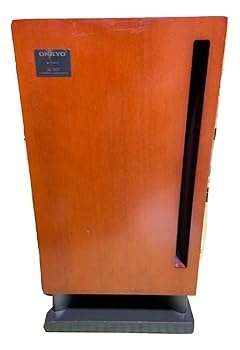 【中古】ONKYO アンプ内蔵サブウーファーシステム 75W SL-207(D) /木目【メーカー名】【メーカー型番】【ブランド名】オンキヨー(Onkyo) サブウーファー 【商品説明】ONKYO アンプ内蔵サブウーファーシステム 75W SL-207(D) /木目Amazonより ●スリットダクト DVDをはじめとするデジタルメディアならではの、立ち上がりやダイナミックレンジに優れる低域再現力を飛躍的に向上する新技術を採用。まずキャビネット内のバスレフダクトとして、通常の円筒状ではなく、チューニングを重ねて縦横比を設定した細長い矩形状による「スリットダクト」を採用。ダクトからの放射ノイズをはるかに低減させるだけでなく、ダクト内部での定在波の発生によるカラーレーションや、振動板からの振動に対する遅延が起因となる低域のもたつきなど、円筒状のバスレフダクト特有の現象を大幅に改善。バスレフ型ならではの豊かさを活かしつつ、信号に対する追従性が向上することにより、量感とスピード感を併せ持つ低域再現を可能にする。またダクト素材には、紙材ではなく木材を採用。タイトで重心のしっかりした低域再生に貢献している。 さらに、下向きにマウントされたウーファーユニットより、キャビネット下部から4方向に、重低音を一気に外部放射する構造を採用。「スリットダクト」との相乗効果により、シアターサウンドにふさわしい一体感のある豊かな低域を再生する。 ●音質と美しさを兼ね備えた仕様、リアルウッド突き板仕上げMDFキャビネット スピーカーから発せられる全ての音に対して、−30dB前後の音圧を持つといわれているキャビネットの響き。全体から見れば小さい比重だが、倍音など、よりナチュラルなサウンドの再現に欠かせない微細な成分まで十分に引き出そうとする場合には、キャビネットの振動に対する徹底的な配慮も欠かせない。キャビネット素材には、一般的なパーチクルボードに比べて特定周波数に対する共振が少なく、ナチュラルで美しい響きを持つMDF（ミディアム・デンシティ・ファイバーボード）を全面に採用。木材特有の経年や湿度による特性変化を抑えることができるため、安定した高品質を持続。長く使っていただけるスピーカーのキャビネットにふさわしい特性が得られる素材といえる。 またキャビネット内部の適所に吸音材や拡散材をマウントすることにより、内部反響により発生する定在波も徹底的にコントロールしている。さらに、キャビネット表面についても、天然木の美しい響きを活かしたリアルウッド突き板仕上げを採用。木目の美しい天然木、シルバーハーツに幾度もの塗装と研磨を繰り返すという手間をかけた工程により、音質はもちろんのこと、高級感を漂わせる仕上げの良さも両立させている。 ●組み合わせるアンプに応じてLPFの使用選択が可能、カットオフフィルターON/OFFスイッチ 通常アンプ内蔵サブウーファーに装備されているLPF（ローパスフィルター）を、組み合わせるアンプの仕様に応じてON/OFFを切り替えられるスイッチを装備した。LPFを内蔵したアンプと接続される場合には、サブウーファー内のLPFによる重複処理を避けることもできるため、元の音声信号に対してより忠実に低域を再生することが可能となる。 ●実用最大出力75W ●ハイカットフィルター装備 ●サブウーファーの増設に便利なプリアウト端子装備 ●防磁設計Amazonより ●スリットダクト DVDをはじめとするデジタルメディアならではの、立ち上がりやダイナミックレンジに優れる低域再現力を飛躍的に向上する新技術を採用。まずキャビネット内のバスレフダクトとして、通常の円筒状ではなく、チューニングを重ねて縦横比を設定した細長い矩形状による「スリットダクト」を採用。ダクトからの放射ノイズをはるかに低減させるだけでなく、ダクト内部での定在波の発生によるカラーレーションや、振動板からの振動に対する遅延が起因となる低域のもたつきなど、円筒状のバスレフダクト特有の現象を大幅に改善。バスレフ型ならではの豊かさを活かしつつ、信号に対する追従性が向上することにより、量感とスピード感を併せ持つ低域再現を可能にする。またダクト素材には、紙材ではなく木材を採用。タイトで重心のしっかりした低域再生に貢献している。 さらに、下向きにマウントされたウーファーユニットより、キャビネット下部から4方向に、重低音を一気に外部放射する構造を採用。「スリットダクト」との相乗効果により、シアターサウンドにふさわしい一体感のある豊かな低域を再生する。 ●音質と美しさを兼ね備えた仕様、リアルウッド突き板仕上げMDFキャビネット スピーカーから発せられる全ての音に対して、−30dB前後の音圧を持つといわれているキャビネットの響き。全体から見れば小さい比重だが、倍音など、よりナチュラルなサウンドの再現に欠かせない微細な成分まで十分に引き出そうとする場合には、キャビネットの振動に対する徹底的な配慮も欠かせない。キャビネット素材には、一般的なパーチクルボードに比べて特定周波数に対する共振が少なく、ナチュラルで美しい響きを持つMDF（ミディアム・デンシティ・ファイバーボード）を全面に採用。木材特有の経年や湿度による特性変化を抑えることができるため、安定した高品質を持続。長く使っていただけるスピーカーのキャビネットにふさわしい特性が得られる素材といえる。 またキャビネット内部の適所に吸音材や拡散材をマウントすることにより、内部反響により発生する定在波も徹底的にコントロールしている。さらに、キャビネット表面についても、天然木の美しい響きを活かしたリアルウッド突き板仕上げを採用。木目の美しい天然木、シルバーハーツに幾度もの塗装と研磨を繰り返すという手間をかけた工程により、音質はもちろんのこと、高級感を漂わせる仕上げの良さも両立させている。 ●組み合わせるアンプに応じてLPFの使用選択が可能、カットオフフィルターON/OFFスイッチ 通常アンプ内蔵サブウーファーに装備されているLPF（ローパスフィルター）を、組み合わせるアンプの仕様に応じてON/OFFを切り替えられるスイッチを装備した。LPFを内蔵したアンプと接続される場合には、サブウーファー内のLPFによる重複処理を避けることもできるため、元の音声信号に対してより忠実に低域を再生することが可能となる。 ●実用最大出力75W ●ハイカットフィルター装備 ●サブウーファーの増設に便利なプリアウト端子装備 ●防磁設計Amazonより ●スリットダクト DVDをはじめとするデジタルメディアならではの、立ち上がりやダイナミックレンジに優れる低域再現力を飛躍的に向上する新技術を採用。まずキャビネット内のバスレフダクトとして、通常の円筒状ではなく、チューニングを重ねて縦横比を設定した細長い矩形状による「スリットダクト」を採用。ダクトからの放射ノイズをはるかに低減させるだけでなく、ダクト内部での定在波の発生によるカラーレーションや、振動板からの振動に対する遅延が起因となる低域のもたつきなど、円筒状のバスレフダクト特有の現象を大幅に改善。バスレフ型ならではの豊かさを活かしつつ、信号に対する追従性が向上することにより、量感とスピード感を併せ持つ低域再現を可能にする。またダクト素材には、紙材ではなく木材を採用。タイトで重心のしっかりした低域再生に貢献している。 さらに、下向きにマウントされたウーファーユニットより、キャビネット下部から4方向に、重低音を一気に外部放射する構造を採用。「スリットダクト」との相乗効果により、シアターサウンドにふさわしい一体感のある豊かな低域を再生する。 ●音質と美しさを兼ね備えた仕様、リアルウッド突き板仕上げMDFキャビネット スピーカーから発せられる全ての音に対して、−30dB前後の音圧を持つといわれているキャビネットの響き。全体から見れば小さい比重だが、倍音など、よりナチュラルなサウンドの再現に欠かせない微細な成分まで十分に引き出そうとする場合には、キャビネットの振動に対する徹底的な配慮も欠かせない。キャビネット素材には、一般的なパーチクルボードに比べて特定周波数に対する共振が少なく、ナチュラルで美しい響きを持つMDF（ミディアム・デンシティ・ファイバーボード）を全面に採用。木材特有の経年や湿度による特性変化を抑えることができるため、安定した高品質を持続。長く使っていただけるスピーカーのキャビネットにふさわしい特性が得られる素材といえる。 またキャビネット内部の適所に吸音材や拡散材をマウントすることにより、内部反響により発生する定在波も徹底的にコントロールしている。さらに、キャビネット表面についても、天然木の美しい響きを活かしたリアルウッド突き板仕上げを採用。木目の美しい天然木、シルバーハーツに幾度もの塗装と研磨を繰り返すという手間をかけた工程により、音質はもちろんのこと、高級感を漂わせる仕上げの良さも両立させている。 ●組み合わせるアンプに応じてLPFの使用選択が可能、カットオフフィルターON/OFFスイッチ 通常アンプ内蔵サブウーファーに装備されているLPF（ローパスフィルター）を、組み合わせるアンプの仕様に応じてON/OFFを切り替えられるスイッチを装備した。LPFを内蔵したアンプと接続される場合には、サブウーファー内のLPFによる重複処理を避けることもできるため、元の音声信号に対してより忠実に低域を再生することが可能となる。 ●実用最大出力75W ●ハイカットフィルター装備 ●サブウーファーの増設に便利なプリアウト端子装備 ●防磁設計中古品のため使用に伴うキズ等がございますが、問題なくご使用頂ける商品です。画像はイメージ写真ですので商品のコンディション、付属品の有無については入荷の度異なります。当店にて、動作確認・点検・アルコール等のクリーニングを施しております。中古品のため限定特典や補償等は、商品名、説明に記載があっても付属しておりません予めご了承下さい。当店では初期不良に限り、商品到着から7日間は返品を 受付けております。他モールとの併売品の為、完売の際はご連絡致しますのでご了承ください。ご注文からお届けまで1、ご注文⇒ご注文は24時間受け付けております。2、注文確認⇒ご注文後、当店から注文確認メールを送信します。3、お届けまで3〜10営業日程度とお考え下さい。4、入金確認⇒前払い決済をご選択の場合、ご入金確認後、配送手配を致します。5、出荷⇒配送準備が整い次第、出荷致します。配送業者、追跡番号等の詳細をメール送信致します。6、到着⇒出荷後、1〜3日後に商品が到着します。　※離島、北海道、九州、沖縄は遅れる場合がございます。予めご了承下さい。お電話でのお問合せは少人数で運営の為受け付けておりませんので、メールにてお問合せお願い致します。営業時間　月〜金　10:00〜17:00お客様都合によるご注文後のキャンセル・返品はお受けしておりませんのでご了承下さい。0