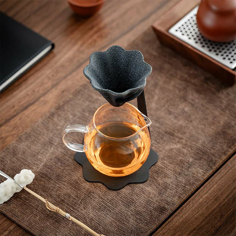 ハッピーストリームの繰り返し使える セラミックフィルター コーヒーフィルター ペーパーフィルター不要 茶漉し スタンド セット 3点セット ガラスカップ 無孔ろ過 コーヒードリッパー 多孔質ペーパーレス 3点セット コーヒードリップ 濾過器｜アングル3