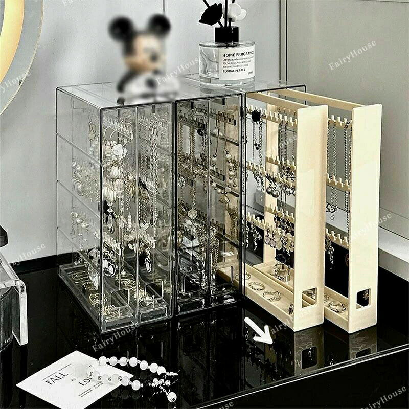 素材:PPサイズ:約8.5×17.4×25.4cm組み立て不要:商品は完全に組み立てられています。最大24本のネックレスを収納でき、小さなジュエリーの収納に便利です。キャビネットの扉はホコリの侵入を防ぎ、湿気や色あせからネックレスを守ります。表面に凹凸のある3段のハンギングラックが 付属しており、ネックレス、イヤリング、その他のジュエリーを簡単に掛けることができます。上のフックは下のフックよりも外側に配置されているため、長いネックレスも絡まることなく収納できます。引き出しの底はトレイ型になっており、指輪などの小さなジュエリーの収納に最適です。※個体差、ロット差、モニターの設定などにより、色やサイズが実物と多少異なる場合がございます。ネックレス&ピアス収納ケース アクセサ ジュエリー アクセサリー 新作 A B C