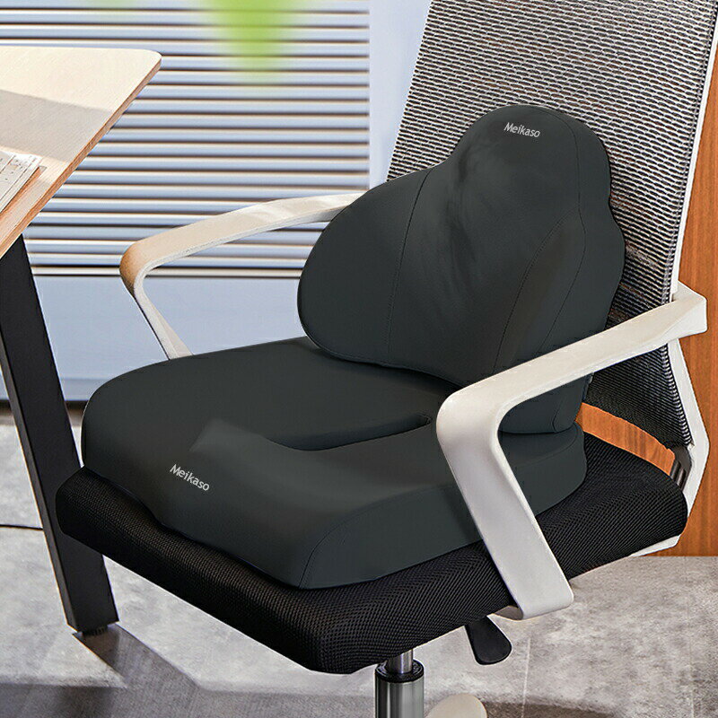 【商品詳細】商品名:座布団+腰クッションの2点セット品ヘルスケア商品内容:1セット:座布団1個+腰枕1個、2セット:座布団2個+腰枕2個素材:低反発メモリーコットンと通気カバーカラー:ブラック急用な場合に明日楽サービスをご選擇ください!商品説明:【腰からお尻までの一体化サポート性】該当クッションは腰クッションと座布団の2点セット品です、腰からお尻まで体に一体化的なサポートをあげます。長時間に座っていると、腰とお尻への負担がひどいです、このクッションは全体的に体を支え、腰や背中への負担を軽減できるので、腰痛お尻痛などの痛みを緩和する効果があります。最適な座り心地を上げます。【人間工学に基づくデザイン】お尻にフィットするデザインにより、尾脊椎への圧迫が緩和して、血行が改善されます。オリジナリティーのU字型デザインで、両サイトからお尻の圧力をよく吸収し、長時間座っても疲 れにくいです。腰クッションは脊椎をサポートして安定した姿勢に導いてくれます。腰から背中にかかるストレスを均一的にに分散吸収します。長時間の座姿勢も快適な気持ちをキープします。【通気性が優れる】通気性が抜群で、この座布団を長時間に使用してもお尻が蒸し暑くないです。裏面は滑り止め加工され、シートクッションが椅子などから落ちる心配もないです。低反発なコットンでサポート性が強く、長時間を座っても決して変形しません。【【使用場所】自宅でリラックスやオフィスなどでのデスクワークや長距離運転が多い方にオススメです!車椅子にもよくご使用いただけます。vMeikaso シートクッション 2点 インテリア 寝具 収納 新登場! 1セット 2セット