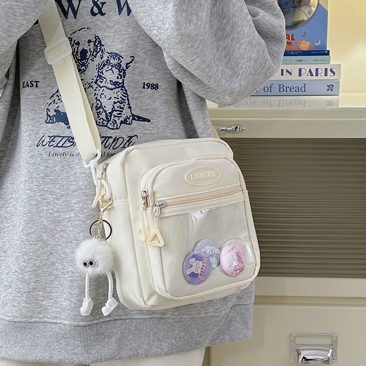 銘柄:その他銘柄:その他ジッパー開閉:安全なジッパー開閉が装備されており、お子様の持ち物を安全に保ちます。ナイロン外側素材耐久性のあるナイロンで作られたこのバッグは、長寿命と耐摩耗性を保証します。小学生に最適:小学生向けに特別に設計されており、ニーズにぴったりのサイズです。カラーコントラストデザイン:バッグは印象的なカラーコントラストデザインが特徴で、視覚的に魅力的で子供たちにとってトレンディです。多用途:お出かけでも修学旅行でも、お子様の実用的でスタイリッシュな相棒として活躍します。銘柄:その他銘柄:その他ジッパー開閉:安全なジッパー開閉が装備されており、お子様の持ち物を安全に保ちます。ナイロン外側素材耐久性のあるナイロンで作られたこのバッグは、長寿命と耐摩耗性を保証します。小学生に最適:小学生向けに特別に設計されており、ニーズにぴったりのサイズです。カラーコントラストデザイン:バッグは印象的なカラーコントラストデザインが特徴で、視覚的に魅力的で子供たちにとってトレンディです。多用途:お出かけでも修学旅行でも、お子様の実用的でスタイリッシュな相棒として活躍します。キッズショルダーバッグ アウトドア 旅 バッグ レディースバッグ ハンドバッグ 特集 白(しろ) ブラック ピンク 薄黄色 ライトブルー 白地のエンブレム付きチャーム ブラック色のエンブレム付きチャー ピンクのバッジ付きチャーム 黄色のバッジ付きチャーム ブルーのバッジ付きチャーム