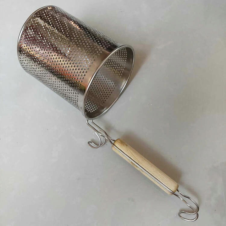 ハッピーストリームの湯切りざる 湯切り 道具 ステンレス 木柄 湯切りザル うどんてぼ 12cm 14cm 16cm 18cm 麺茹で 業務用 振りザル 麺揚げ てぼざる 湯切り網 ラーメンてぼ ザル 調理器具 テボ｜アングル3