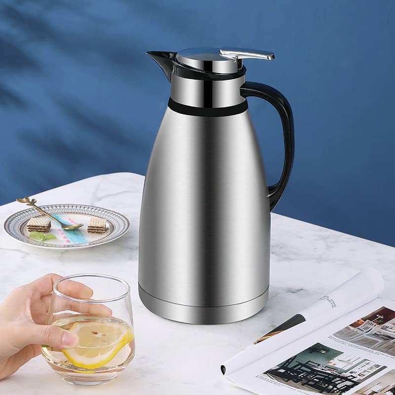 ■商品説明■ ●素材:SUS201+PP ●保温時間:(参考用) 室温25℃の場合で 6H後約79℃になり、12H後約65℃になり、24H後約50℃になります。(参考用) ●サイズ: 2L:14*28*7cm 3L:15.5*33*8cm ◇ ご注意 ※日本語説明書は付属致しません。 ※仕様は予告なく変更する場合がございます。 ※実際の色や質感はパソコン環境により異なる場合があります。 ※ 全商品、「離島.一部地域」は別途 送料が掛かります。 ※検品を行っておりますが輸入品のため、多少の傷や汚れ等はご了承下さい。 ※不備などございましたら、必ずはじめに弊社までご連絡ください。