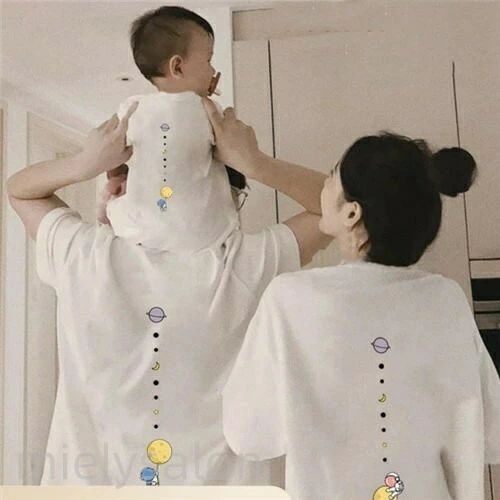 商品詳細 商品特徴 ●おしゃれな親子ペアルック服。●家族揃いで幸せ感たっぷり。●家族旅行、撮影、運動会、お出かけに最高。●誕生日記念日、ご家族へ感謝の気持ちとしての贈り物に大人気。●着心地の良い柔らかい素材を使用しています。●カジュアルなファッションにピッタリのアイテムです。大人から子どもまでサイズ展開があり、センスを感じる親子お揃いコーデにおすすめの1枚になっています。●パパやママへのプレゼントにも、親子でペアが楽しめるTシャツは嬉しいもの。記念にもなりますよ。 商品内容 Tシャツ単品 素材 綿100% 素材感 普通（薄い、やや薄い、普通、やや厚い、厚い） 季節 春、夏、秋 販売対象 自宅用、ギフト用 【サイズ詳細】【子供サイズ詳細】【110】参考体重17.5-22.5kg、着丈：41cm、バスト：68cm、肩幅：27cm【120】参考体重20-26.5kg、着丈：44cm、バスト：72cm、肩幅：29cm【130】参考体重25-31kg、着丈：47cm、バスト：76cm、肩幅：31cm【140】参考体重30-36.5kg、着丈：50cm、バスト：80cm、肩幅：33cm【150】参考体重35-42.5kg、着丈：53.5cm、バスト：84cm、肩幅：35cm【160】参考体重40-47.5kg、着丈：57cm、バスト：88cm、肩幅：37cm【大人サイズ詳細】【S】参考体重50-55kg、着丈：62cm、バスト：93cm、肩幅：41cm【M】参考体重55-60kg、着丈：64cm、バスト：97cm、肩幅：43cm【L】参考体重60-65kg、着丈：66cm、バスト：101cm、肩幅：45cm【XL】参考体重65-70kg、着丈：68cm、バスト：105cm、肩幅：46.5cm【2XL】参考体重70-75kg、着丈：71cm、バスト：109cm、肩幅：48cm【3XL】参考体重75-85kg、着丈：73cm、バスト：115cm、肩幅：49.5cm【4XL】参考体重85-95kg、着丈：74cm、バスト：121cm、肩幅：51cmサイズについて不明なお客様はお気軽にお問い合わせください。 送料 沖縄以外送料無料、沖縄地方1500円 ラッピング対応 ラッピング袋手配可能。 注意事項 ※表示サイズがある場合、多少の誤差(約1-3cm)が生じる場合がございます。※製造上、細かな汚れやシワ糸のほつれが発生する場合がございます。※モニターの発色の具合によって実際のものと色が異なる場合が御座います。※ 商品の仕様は、製造元の都合により予告なく変更することがあります。また、突然の欠品等で商品手配の遅れや手配ができない場合がございますので、ご了承ください。 ※土日祝祭日のご注文およびお問い合わせへの弊社からのご連絡は、翌営業日となります。 ※その他のよくあるご質問。 親子 ペアルック tシャツ ペア 黒 白 夏服 親子コーデ 赤ちゃん 親子 ペアtシャツ 半袖 コーデ 夏 家族 お揃い tシャツ ブランド 大人 子供 お揃い 3人 親子 おそろい プレゼント 男の子 可愛い 女の子 キッズ ママ パパ 母の日 父の日 こどもの日 運動会 家族写真 親子 tシャツ ペア パパ ママ ペアルック カップル 大人 子供 お揃い キッズ ペアtシャツ 母の日 父の日 こどもの日 夏 運動会 おしゃれ おもしろ 観光 遠足 おしゃれ商品詳細 商品特徴 ●おしゃれな親子ペアルック服。●家族揃いで幸せ感たっぷり。●家族旅行、撮影、運動会、お出かけに最高。●誕生日記念日、ご家族へ感謝の気持ちとしての贈り物に大人気。●着心地の良い柔らかい素材を使用しています。●カジュアルなファッションにピッタリのアイテムです。大人から子どもまでサイズ展開があり、センスを感じる親子お揃いコーデにおすすめの1枚になっています。●パパやママへのプレゼントにも、親子でペアが楽しめるTシャツは嬉しいもの。記念にもなりますよ。 商品内容 Tシャツ単品 素材 綿100% 素材感 普通（薄い、やや薄い、普通、やや厚い、厚い） 季節 春、夏、秋 販売対象 自宅用、ギフト用 【サイズ詳細】【子供サイズ詳細】【110】参考体重17.5-22.5kg、着丈：41cm、バスト：68cm、肩幅：27cm【120】参考体重20-26.5kg、着丈：44cm、バスト：72cm、肩幅：29cm【130】参考体重25-31kg、着丈：47cm、バスト：76cm、肩幅：31cm【140】参考体重30-36.5kg、着丈：50cm、バスト：80cm、肩幅：33cm【150】参考体重35-42.5kg、着丈：53.5cm、バスト：84cm、肩幅：35cm【160】参考体重40-47.5kg、着丈：57cm、バスト：88cm、肩幅：37cm【大人サイズ詳細】【S】参考体重50-55kg、着丈：62cm、バスト：93cm、肩幅：41cm【M】参考体重55-60kg、着丈：64cm、バスト：97cm、肩幅：43cm【L】参考体重60-65kg、着丈：66cm、バスト：101cm、肩幅：45cm【XL】参考体重65-70kg、着丈：68cm、バスト：105cm、肩幅：46.5cm【2XL】参考体重70-75kg、着丈：71cm、バスト：109cm、肩幅：48cm【3XL】参考体重75-85kg、着丈：73cm、バスト：115cm、肩幅：49.5cm【4XL】参考体重85-95kg、着丈：74cm、バスト：121cm、肩幅：51cmサイズについて不明なお客様はお気軽にお問い合わせください。 送料 沖縄以外送料無料、沖縄地方1500円 ラッピング対応 ラッピング袋手配可能。 注意事項 ※表示サイズがある場合、多少の誤差(約1-3cm)が生じる場合がございます。※製造上、細かな汚れやシワ糸のほつれが発生する場合がございます。※モニターの発色の具合によって実際のものと色が異なる場合が御座います。※ 商品の仕様は、製造元の都合により予告なく変更することがあります。また、突然の欠品等で商品手配の遅れや手配ができない場合がございますので、ご了承ください。 ※土日祝祭日のご注文およびお問い合わせへの弊社からのご連絡は、翌営業日となります。 ※その他のよくあるご質問。 親子 ペアルック tシャツ ペア 黒 白 夏服 親子コーデ 赤ちゃん 親子 ペアtシャツ 半袖 コーデ 夏 家族 お揃い tシャツ ブランド 大人 子供 お揃い 3人 親子 おそろい プレゼント 男の子 可愛い 女の子 キッズ ママ パパ 母の日 父の日 こどもの日 運動会 家族写真 親子 tシャツ ペア パパ ママ ペアルック カップル 大人 子供 お揃い キッズ ペアtシャツ 母の日 父の日 こどもの日 夏 運動会 おしゃれ おもしろ 観光 遠足 おしゃれ