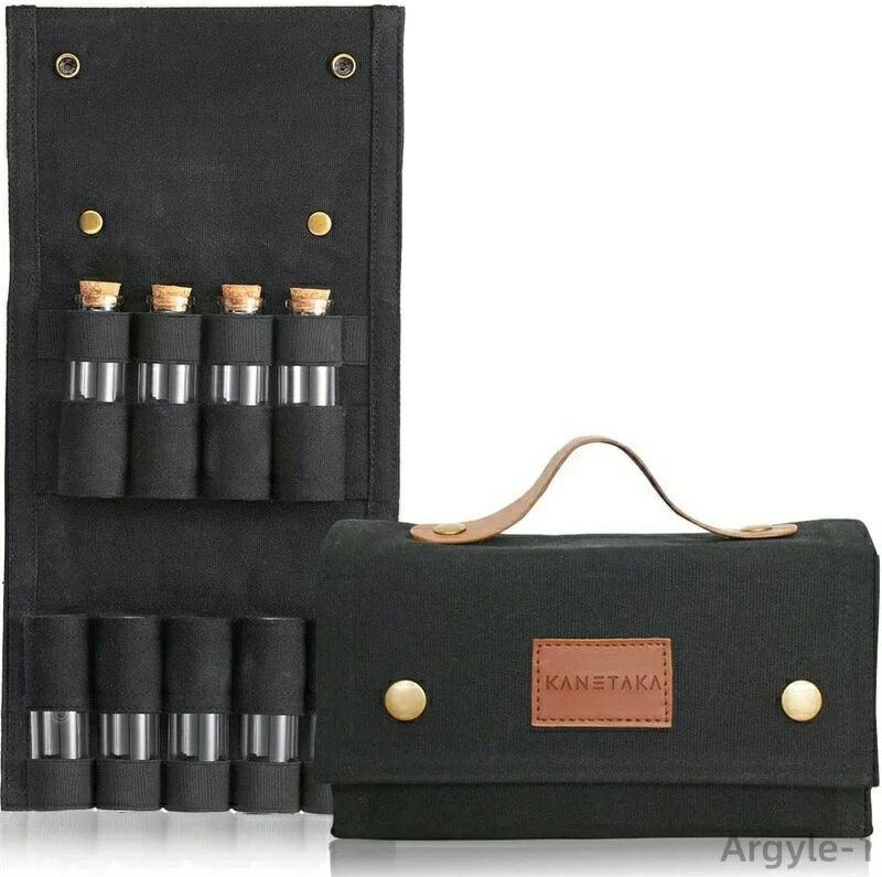 その丈夫さゆえ、サンドバッグや野球のベースなどに使われるキャンバス生地。12oz（オンス）の厚さを採用しているため、平織り特有の強度の高さを確保しつつ天然素材ゆえの通気性の良さを兼ね備えている。また、パラフィン加工を施しているため、優れた撥水性も実現。ガシガシ使い込むほどに出てくる独特な風合い、デニムのようなアタリ。 名だたるデニムブランドに重宝されてきた「銅ボタン」。時間を紡ぎ、少しずつ変化していく色や質感に心が躍る。磨くほどに何度でも輝きを放つ。世界にふたつとない、あなただけのギアに。 プラスチックやPETに比べ、熱に強く空気を通さないので内容物の酸化や老化を防ぐ。また、ガラスボトルからは環境ホルモンを生成溶出することがないため身体にも環境にも優しい。サステナビリティ。 洗濯や経年変化により、防水・撥水性は永続的な保証が出来兼ねます。 アウトドアでの使用を目的とした製品のため、色落ちおよび白い衣類などへの色移りはご注意ください。 悪天候での使用後や湿気をおびた場所での使用後に放置するとカビや錆びの原因になる場合がございますので、素早くふき取る、乾かすなどのメンテナンスを行っていただくことをお勧めいたします。 ガラスボトルについて、本商品は断熱ガラスではありません。熱いものを入れたり、直接火にあてる・冷蔵庫に入れるなどの急激な温度変化はお控えください。電子レンジ・オーブン・冷凍庫・食器洗い機・食器乾燥機等で使用しないでください。その丈夫さゆえ、サンドバッグや野球のベースなどに使われるキャンバス生地。12oz（オンス）の厚さを採用しているため、平織り特有の強度の高さを確保しつつ天然素材ゆえの通気性の良さを兼ね備えている。また、パラフィン加工を施しているため、優れた撥水性も実現。ガシガシ使い込むほどに出てくる独特な風合い、デニムのようなアタリ。 名だたるデニムブランドに重宝されてきた「銅ボタン」。時間を紡ぎ、少しずつ変化していく色や質感に心が躍る。磨くほどに何度でも輝きを放つ。世界にふたつとない、あなただけのギアに。 プラスチックやPETに比べ、熱に強く空気を通さないので内容物の酸化や老化を防ぐ。また、ガラスボトルからは環境ホルモンを生成溶出することがないため身体にも環境にも優しい。サステナビリティ。 洗濯や経年変化により、防水・撥水性は永続的な保証が出来兼ねます。 アウトドアでの使用を目的とした製品のため、色落ちおよび白い衣類などへの色移りはご注意ください。 悪天候での使用後や湿気をおびた場所での使用後に放置するとカビや錆びの原因になる場合がございますので、素早くふき取る、乾かすなどのメンテナンスを行っていただくことをお勧めいたします。 ガラスボトルについて、本商品は断熱ガラスではありません。熱いものを入れたり、直接火にあてる・冷蔵庫に入れるなどの急激な温度変化はお控えください。電子レンジ・オーブン・冷凍庫・食器洗い機・食器乾燥機等で使用しないでください。