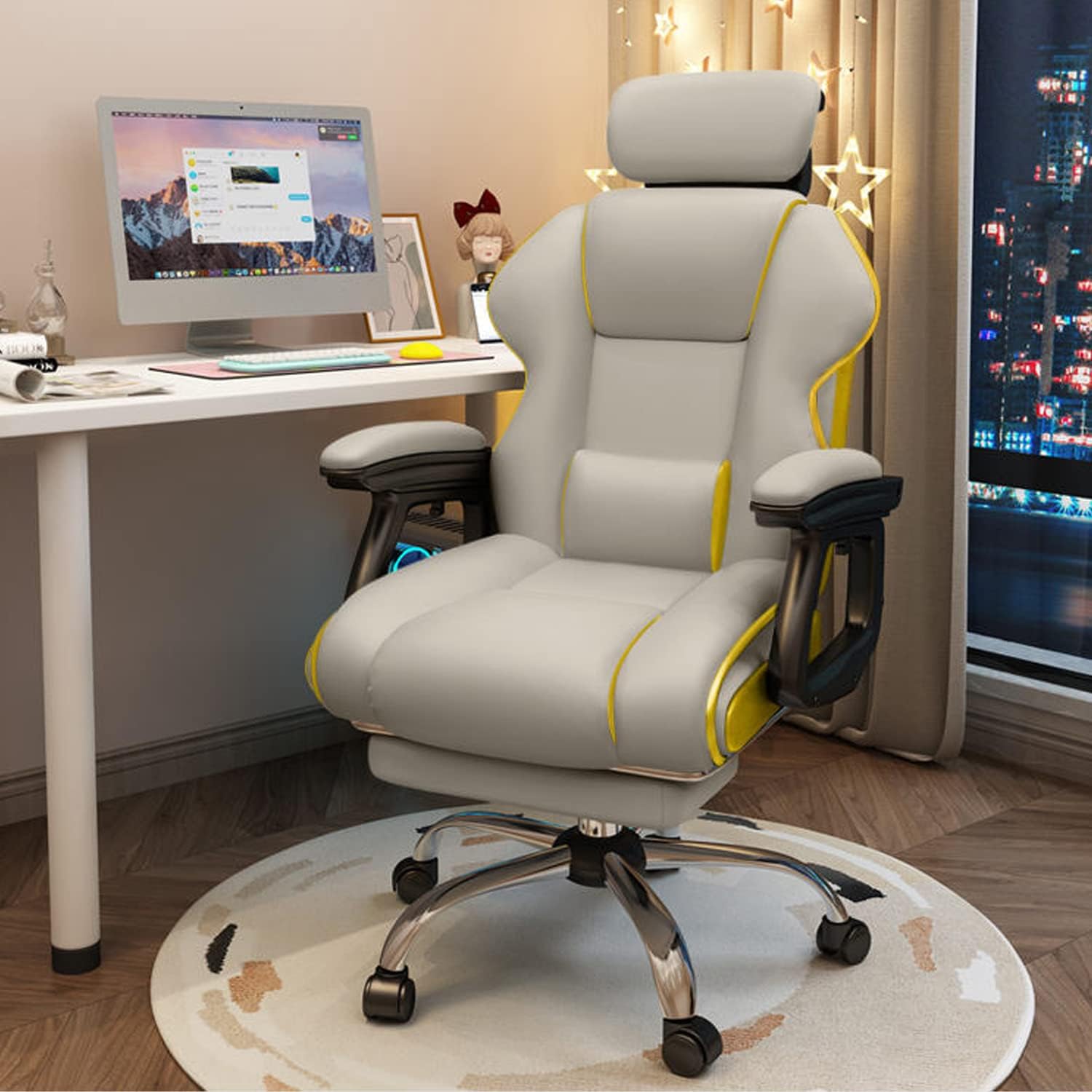 【材質】張り材：PUレザー、脚部：高耐荷重鋼製ベース、キャスター：強化ナイロンキャ360°回転可能なキャスター。 【ワンタッチ式昇降機能】座面の下にあるレバーを引くと、昇降机能が働きます。簡単に操作可能です。調節範囲約10CM。作業姿勢や視線まで調節でき、正しい姿勢を保ち続ける可能。 【人間工学のデザイン 】 こちらのオフィスチェアは人間工学に基づき設計され、3Dハイバックと3Dヘッドレストのデザインが身体のラインに治うようにお尻を包んで、腰、背中、肩、頸椎にかけて負荷を軽減し、長時間の作業でも楽な姿勢を保ちます。余裕の幅広設計はすっぼりからだを包み込むワイドサイズ。からだが動かしやすく、ストレスフリーな癒しのデスクチェア。 【おしゃれなデザイン】シンプルなデザインだから、オフィスや書斎・リビングなど、シーンを問わず調和してお部屋をよりモダンでスタイリッシュにすることができます！長時間のデスクワークでも疲れにくいです。 【簡単な組み立て】梱包に付属している簡易な工具で組み立てることができます。説明書通りに、15分ほどで楽に完了できます。 【注意事項】 ・ホワイトといっても真っ白ではなく、黄色がかった白です。それが気になったら少し考えてみてください。またご使用のモニターによって画像と実際の色が異なる場合がございます。ご了承ください。 ・こちらの商品についてですが、日本倉庫へ発送前に検品しましたが、海外輸入品のため、物流輸出入する際どうしても傷や汚れなどが生じている場合がございます。ウェットティッシュやタオルなどで拭き取ってから使用してください。それが気になったら少し考えてみてください。部品に問題がある場合は、7日以内にご連絡いただければ、部品などを再発送させていただくことは可能です。よろしくお願いいたします。 ・リクライニングについてこれはこのチェアのアームレストのデザインによるものです。 リクライニングのボタンが肘掛けの上にあるため、限界があるのです。 通常は110°~125°です。弊社の他のチェアでは、リクライニングボタンはチェアの下のトレイにあり、リクライニングの角度は130°〜150°とかなり大きくできます。 また、今のロットで、工場製のアームレストは、時々は中に内蔵されているバネが新しく、比較的にきついので、使い始めたばかりの時は、押しにくく、背もたれとの連動はそんなにスムーズではなく、しばらく使うとのアームレストのボタンをよく押すと、リクライニング角度が前より大きくなります。それが気になったら少し考えてみてください。あらかじめご了承ください。【材質】張り材：PUレザー、脚部：高耐荷重鋼製ベース、キャスター：強化ナイロンキャ360°回転可能なキャスター。 【ワンタッチ式昇降機能】座面の下にあるレバーを引くと、昇降机能が働きます。簡単に操作可能です。調節範囲約10CM。作業姿勢や視線まで調節でき、正しい姿勢を保ち続ける可能。 【人間工学のデザイン 】 こちらのオフィスチェアは人間工学に基づき設計され、3Dハイバックと3Dヘッドレストのデザインが身体のラインに治うようにお尻を包んで、腰、背中、肩、頸椎にかけて負荷を軽減し、長時間の作業でも楽な姿勢を保ちます。余裕の幅広設計はすっぼりからだを包み込むワイドサイズ。からだが動かしやすく、ストレスフリーな癒しのデスクチェア。 【おしゃれなデザイン】シンプルなデザインだから、オフィスや書斎・リビングなど、シーンを問わず調和してお部屋をよりモダンでスタイリッシュにすることができます！長時間のデスクワークでも疲れにくいです。 【簡単な組み立て】梱包に付属している簡易な工具で組み立てることができます。説明書通りに、15分ほどで楽に完了できます。 【注意事項】 ・ホワイトといっても真っ白ではなく、黄色がかった白です。それが気になったら少し考えてみてください。またご使用のモニターによって画像と実際の色が異なる場合がございます。ご了承ください。 ・こちらの商品についてですが、日本倉庫へ発送前に検品しましたが、海外輸入品のため、物流輸出入する際どうしても傷や汚れなどが生じている場合がございます。ウェットティッシュやタオルなどで拭き取ってから使用してください。それが気になったら少し考えてみてください。部品に問題がある場合は、7日以内にご連絡いただければ、部品などを再発送させていただくことは可能です。よろしくお願いいたします。 ・リクライニングについてこれはこのチェアのアームレストのデザインによるものです。 リクライニングのボタンが肘掛けの上にあるため、限界があるのです。 通常は110°~125°です。弊社の他のチェアでは、リクライニングボタンはチェアの下のトレイにあり、リクライニングの角度は130°〜150°とかなり大きくできます。 また、今のロットで、工場製のアームレストは、時々は中に内蔵されているバネが新しく、比較的にきついので、使い始めたばかりの時は、押しにくく、背もたれとの連動はそんなにスムーズではなく、しばらく使うとのアームレストのボタンをよく押すと、リクライニング角度が前より大きくなります。それが気になったら少し考えてみてください。あらかじめご了承ください。