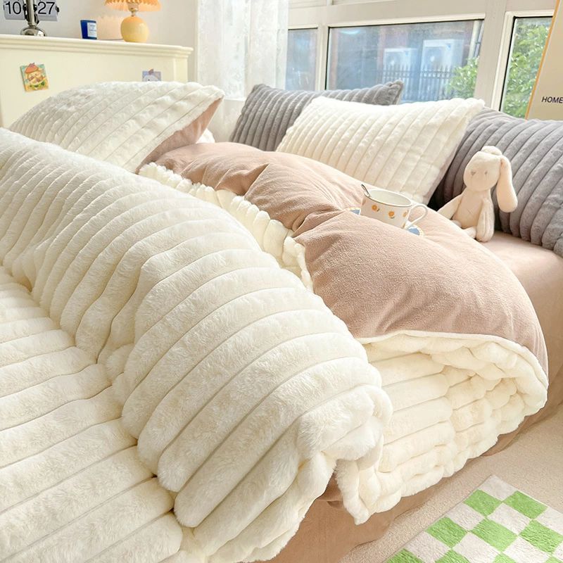 商品情報 素材 フランネル カラー 写真参考 サイズ ★サイズ(cm)： フラットシーツタイプ シングル（3点セット） 1点布団カバー：150*200cm 1点フラットシーツ：180*230cm 1点枕カバー：48*74cm 1.5m/1.8mサイズ用（4点セット） 1点布団カバー：200*230cm 1点フラットシーツ：245*250cm 2点枕カバー：48*74cm 注意事項 △商品写真はできる限り実物の色に近づけるよう加工しておりますが、 お客様が使用するパソコンのモニター設定や部屋の照明により多少色の変化が感じられる場合がございます。 △表記しているサイズは平置きで採寸ですので、若干の誤差が生じる場合がございます。予めご了承下さいませ。 △生地の特性上、やや匂いが強く感じられるものもございます。 数日のご使用や陰干しなどで気になる匂いはほとんど感じられなくなります。 △糸のほつれなどについては(お客様自身でカットしていただける、 着用に問題の無い範囲のもの)返品・交換の対象外とさせて頂きますのでご了承下さいませ。 △機械による生産の為、生地の継ぎ目の若干のズレやほつれなど、形やサイズに多少の誤差が生じる場合がございます。 △また、混紡繊維によって生地の織りに他繊維が混紡している場合もございますが品質上の問題はございません。商品情報 素材 フランネル カラー 写真参考 サイズ ★サイズ(cm)： フラットシーツタイプ シングル（3点セット） 1点布団カバー：150*200cm 1点フラットシーツ：180*230cm 1点枕カバー：48*74cm 1.5m/1.8mサイズ用（4点セット） 1点布団カバー：200*230cm 1点フラットシーツ：245*250cm 2点枕カバー：48*74cm 注意事項 △商品写真はできる限り実物の色に近づけるよう加工しておりますが、 お客様が使用するパソコンのモニター設定や部屋の照明により多少色の変化が感じられる場合がございます。 △表記しているサイズは平置きで採寸ですので、若干の誤差が生じる場合がございます。予めご了承下さいませ。 △生地の特性上、やや匂いが強く感じられるものもございます。 数日のご使用や陰干しなどで気になる匂いはほとんど感じられなくなります。 △糸のほつれなどについては(お客様自身でカットしていただける、 着用に問題の無い範囲のもの)返品・交換の対象外とさせて頂きますのでご了承下さいませ。 △機械による生産の為、生地の継ぎ目の若干のズレやほつれなど、形やサイズに多少の誤差が生じる場合がございます。 △また、混紡繊維によって生地の織りに他繊維が混紡している場合もございますが品質上の問題はございません。