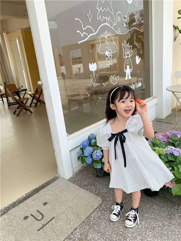 Happysunny Shopのワンピース 女の子 水玉柄 ドット ホワイト パフスリーブ ナチュラル オシャレ シンプル きれいめ かわいい 大人かわいい 大人可愛い おしゃれ コーデ 韓国子供服 韓国 キッズ 幼稚園 保育園 小学校 ガーリー 通園 おでかけ 新作 da346d4d4l9｜アングル2