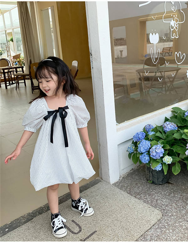 Happysunny Shopのワンピース 女の子 水玉柄 ドット ホワイト パフスリーブ ナチュラル オシャレ シンプル きれいめ かわいい 大人かわいい 大人可愛い おしゃれ コーデ 韓国子供服 韓国 キッズ 幼稚園 保育園 小学校 ガーリー 通園 おでかけ 新作 da346d4d4l9｜アングル3