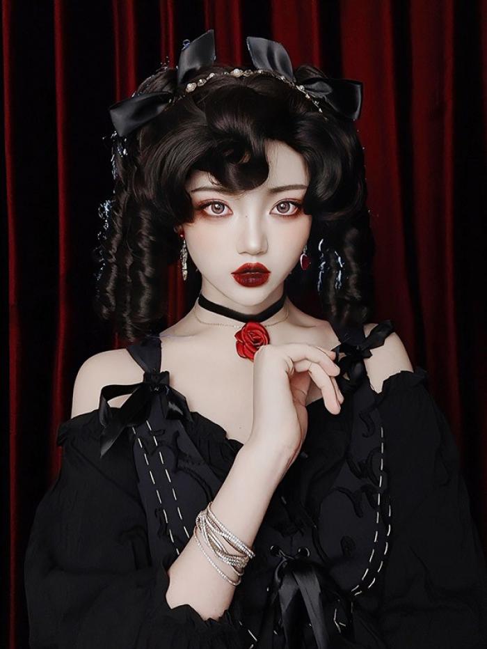 中世の貴族風 黒髪 巻き毛 フルウィッグ かつら 女性 長髪 ロング ロング丈 ロングウィッグ ロングヘア ロリータ lolita 前髪あり 自然 可愛い wig コスプレ 耐熱ウィッグ 小顔効果抜群 コスチューム 仮装 文化祭 学園祭 演劇 舞台 イベント 変装 女装 ブラック dp087g5g5x1