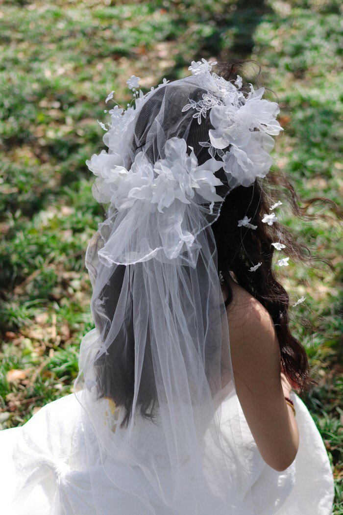 花嫁 結婚式 髪飾り ウエディングベール ヘッドドレス 花 ブライダル チュール リボン 韓国風 カチューシャ パーティー 二次会 披露宴 前撮り 後撮り 演奏会 謝恩会 演出 イベント お呼ばれ 舞台 成人式 写真用 撮影用 ヘアアクセ ヘアアクセサリー 白 ds128x1x1m3