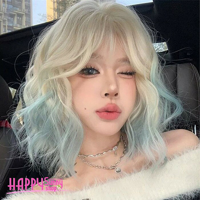 類似商品はこちら ＊.*꙳ウィッグ レディース ボブ ミディアム ウェー3,980円コスプレウィッグ レディース ロング ミントグ3,980円ウィッグ レディース ロング ブラック ミント3,980円ウィッグ レディース ロングウィッグ ウェーブ3,990円ウィッグ レディース ロング ミントグリーン 4,380円ウィッグ レディース ロング ブラック ライム3,980円 セット内容&nbsp;✽.*꙳ フルウイッグ/ヘアネット【※こちらの商品は、個人差等ございますので、商品ご到着後、お客様ご自身より手くしやカット等多少の調節が必要な場合もございます。】「記載のないアクセサリー、小物等は付属しません」 大事なお知らせ&nbsp;✽.*꙳ #よくみて #コピーガード対策品 #TODOKANAI #サイズ違い #ABUNAI #やばい #コピー商品 ＃パクり ＃ニセモノ 本当の商品ページはこちら 素材&nbsp;✽.*꙳ 耐熱ファイバー カラー&nbsp;✽.*꙳ ゴールドxブルー サイズ (cm)&nbsp;✽.*꙳ フリーサイズ※表記寸法と実寸値の多少の誤差はご容赦ください。 よくある質問 Happysunny&nbsp;✽.*꙳ Q1. カラーはどのような印象のデザインですか？▸ ブロンドをベースにミントやくすみブルーを取り入れたツートーン・グラデーションカラーで、個性的ながらやわらかな印象のデザインです。by HappysunnyQ2. 前髪やシルエットはどのようなスタイルですか？▸ 前髪ありのミディアムボブで、ウェーブとレイヤーを取り入れた立体感のあるスタイルです。by HappysunnyQ3. どのようなシーンにおすすめですか？▸ コスプレや仮装、撮影、ハロウィン、イベントなど、印象的なヘアスタイルを楽しみたいシーンにおすすめです。by Happysunny模倣品・コピー商品を扱うお店が増えています。ご注文のショップ名と、画像や商品説明にあるショップ名が同一かご確認の上ご注文ください。 送料&nbsp;✽.*꙳ ★1点 880円(北海道・九州・沖縄・離島除く)商品を複数ご注文の場合の送料は、下記の表を参照してください。 ※SALE品など、他商品との同梱発送不可の商品と合わせてご購入の場合、送料の計算が異なりますのでご注意ください。 注意事項&nbsp;✽.*꙳ ●ページの閲覧環境によって、掲載写真と実際の商品の色合いが異なる場合があります。 ●モデルに小物を使う場合がございますが、商品に含まれませんので、セット内容をご確認ください。●製造過程・出荷過程の間に出来た細かなキズ・折りジワ・ヨゴレなどある場合がございます。細かい部分まで気になさる方は、ご購入をご遠慮ください。 ●商品の仕様は、製造元の都合により予告なく変更や突然の欠品等で商品手配の遅れや手配ができない場合がございます。 ●お届けした商品に不備がございましたら、お届け後5日以内にご連絡ください。早急に対応させていただきます。なお期日を過ぎた場合はお受け致しかねます。 ●土日祝祭日のご注文およびお問い合わせへの弊社からのご連絡は、翌営業日となります。 ●海外製品のため、詳細タグなし。 ●配送の関係上、ラッピング対応は受け付けておりません。 &nbsp;&nbsp;会社・学校・団体でご購入のお客様 発送の際、ご担当者様のお名前（フルネーム）が必要となります。 登録情報のお名前を、会社名や団体名のみでご登録されている場合、ご登録名をご担当者様のお名前にご変更していただくか、【備考欄】にフルネームでご記入願います。 【納品書や領収書につきまして】 当店では個人情報保護及び環境保全の為ペーパーレス化に取り組んでおりますので、お届けのお荷物に納品書（お買上明細書）は同封しておりません。ご了承くださいませ。 ご希望の場合、ご注文時【備考欄】にご記入願います。PDFファイルをメールにて添付いたします。 &nbsp;&nbsp;返品・交換・キャンセルについて サイズ間違い・イメージ違いなど、お客様都合によるキャンセルやご交換は原則として承っておりません。返品ルールに関しましては、リンク先ページをご覧の上、お気軽にお問い合わせください。 SIMILAR COLOR ゴールド 金色xブルー 青