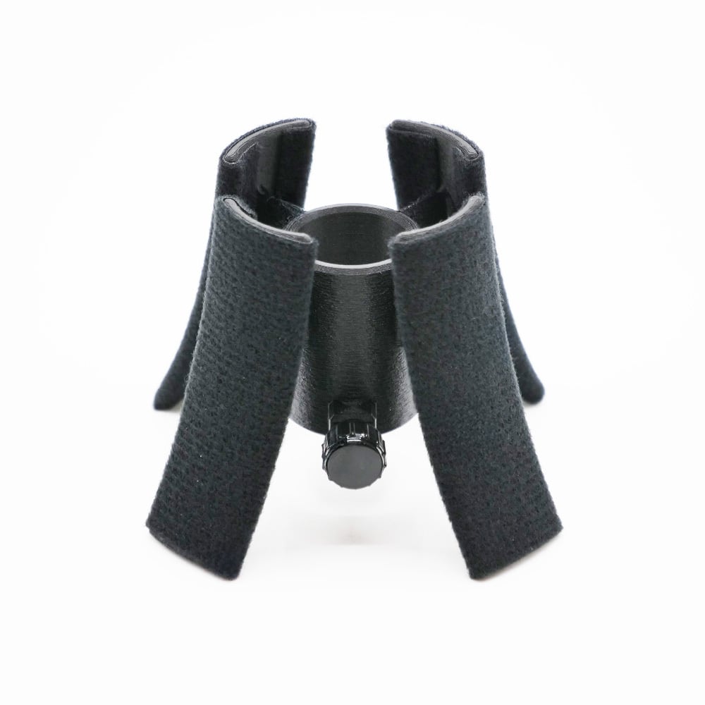 ■AIRY STAND バストロンボーン用オプションパーツ トロンボーン用スタンド「AIRY STAND」を、バストロンボーンで使用したい方向けの専用ベル受けオプションパーツです。標準のテナー用より大きいベル受け形状で、バストロンボーンのベルを安定して受けられます。 ※こちらはオプションパーツのみの販売です。スタンド本体（AIRY STAND）は別売りになります。※AIRY STAND本体専用です。本体と組み合わせてご使用ください。 ■商品仕様 商品名AIRY STAND バストロンボーン用オプションパーツ 内容バストロンボーン用ベル受けパーツ 対応スタンドカーボン製トロンボーンスタンド「AIRY STAND」本体（別売）専用 対応楽器バストロンボーン ブランドBRASS DESIGN（ブラスデザイン） 製造国日本 》スタンド本体「AIRY STAND」はこちら