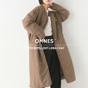 《 OMNES 》オムネス 撥水加工ステッチレスノーカラーロングコート ゆったりとしたシルエットでさっと羽織れる軽量ロングコート ステッチレスで上品な仕上がりが特徴です。 中綿入りでふわりと軽く、ノーカラー＆ボタンを隠した仕様ですっきりと着こなせます。 中に着るものを選ばないゆとりあるサイジングなのに驚くほど軽くて暖かいコートです。 ブーツやストールでアクセントをつけやすいシンプルなスタイルは出番の多い優秀アウター。 素材は軽いシャリ感のあるナイロンで高級感があり、また撥水加工を施しているので急な雨や雪でも安心！ COORDINATE ITEMS &gt;&nbsp;トップスはこちら &gt;&nbsp;ボトムスはこちら COORDINATE ITEMS &gt;&nbsp;トップスはこちら &gt;&nbsp;ボトムスはこちら COORDINATE ITEMS &gt;&nbsp;シャツはこちら &gt;&nbsp;ニットはこちら &gt;&nbsp;ボトムスはこちら COORDINATE ITEMS &gt;&nbsp;ニットはこちら &gt;&nbsp;ボトムスはこちら 商品詳細 ゆったりとしたシルエットでさっと羽織れる軽量ロングコート。 ステッチレスで上品な仕上がりが特徴です。 中綿入りでふわりと軽く、ノーカラー＆ボタンを隠した仕様ですっきりと着こなせます。 中に着るものを選ばないゆとりあるサイジングなのに驚くほど軽くて暖かいコートです。 ブーツやストールでアクセントをつけやすいシンプルなスタイルは出番の多い優秀アウター。 素材は軽いシャリ感のあるナイロンで高級感があり、また撥水加工を施しているので急な雨や雪でも安心！ 使いやすいカラー展開と、同デザインのキッズコートもあるので親子コーデも楽しめます。 ■素材 本体：ナイロン100％中綿：ポリエステル100％裏地：ポリエステル100％ ■原産国 中国 ■重量 620g ■サイズ(cm) 着丈：112 / 身幅：65 / 肩幅：58 / 袖丈：50 / 袖口幅：14 / 裾幅：65 ■カラー 002-アイボリー005-ブラック032-モカ033-ベージュ054-カーキ ※モデル着用画像は撮影環境により実物の色と異なって見える場合がございます。 ※ご覧の端末のモニター設定によっては実物の色味と異なって見える場合がございます。 &gt;&nbsp;お買い上げの際の注意事項はこちら &gt;&nbsp;サイズの測り方はこちら &gt;&nbsp;お洋服の洗濯表示についてはこちら &gt;&gt; 新作アイテム &gt;&gt; レディース &gt;&gt; アウター