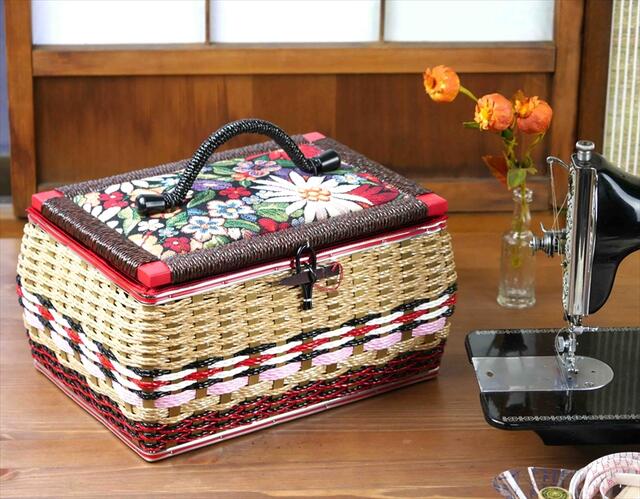 昭和の裁縫箱といえば、収納力もあり見た目も洋風なソーイングバスケットもレトロキュートで人気でした。ゴブラン織りの蓋とセロ縄の編み込みが不思議とマッチしています。