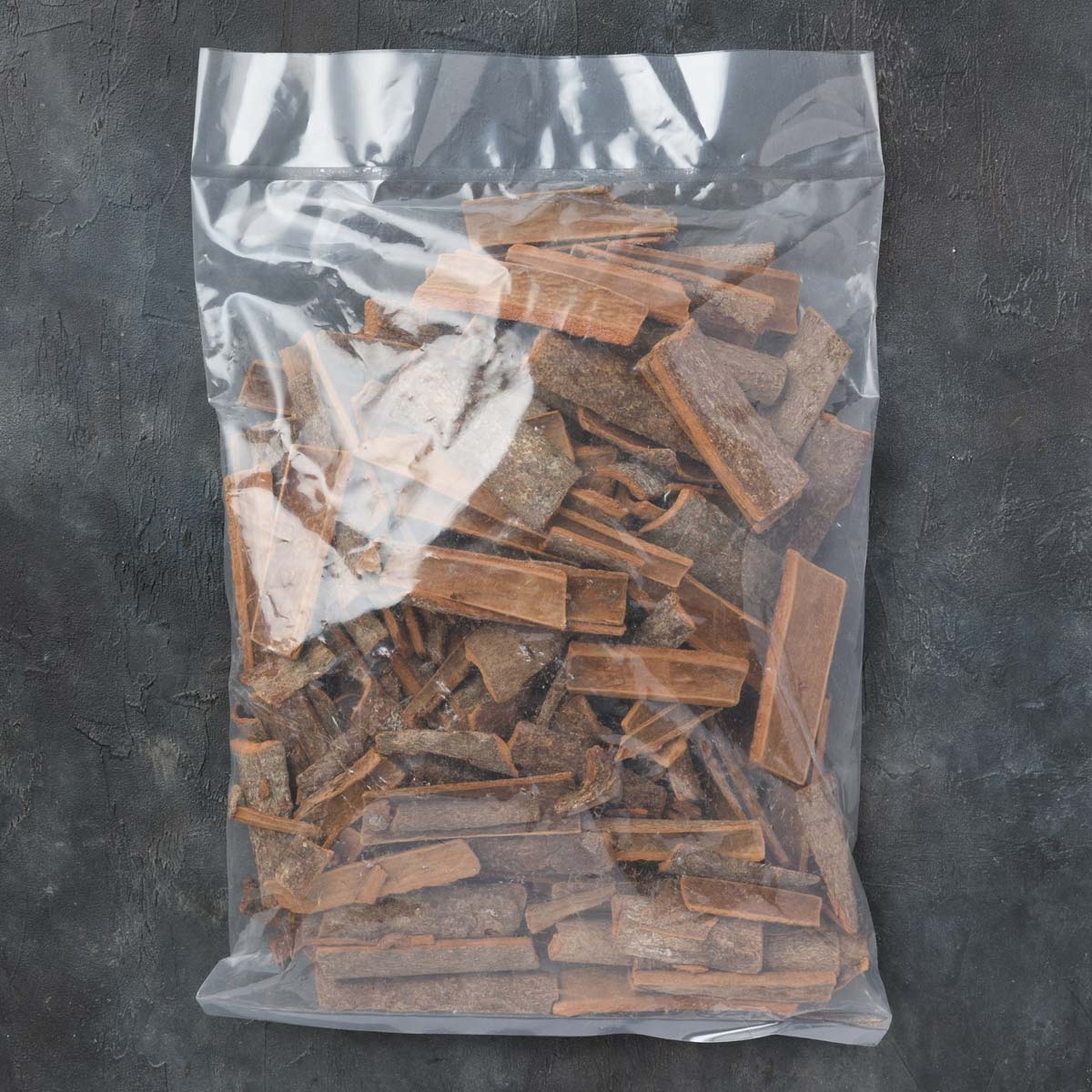 このシナモンスティックは、業務用に最適な500gの大容量で提供されており、料理や飲み物に豊かな香りと風味を加えることができます。ニッケイやニッキとも呼ばれるこのスパイスは、特にデザートやホットドリンクに使用されることが多く、料理の幅を広げる...