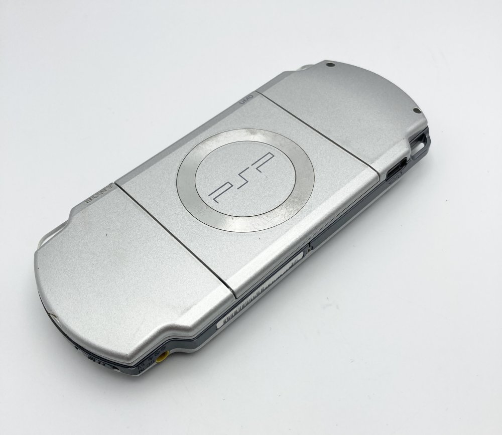 中古 PSP「プレイステーション・ポータブル」 アイス・シルバー (PSP-2000IS) 【メーカー生産終了】 [video game]