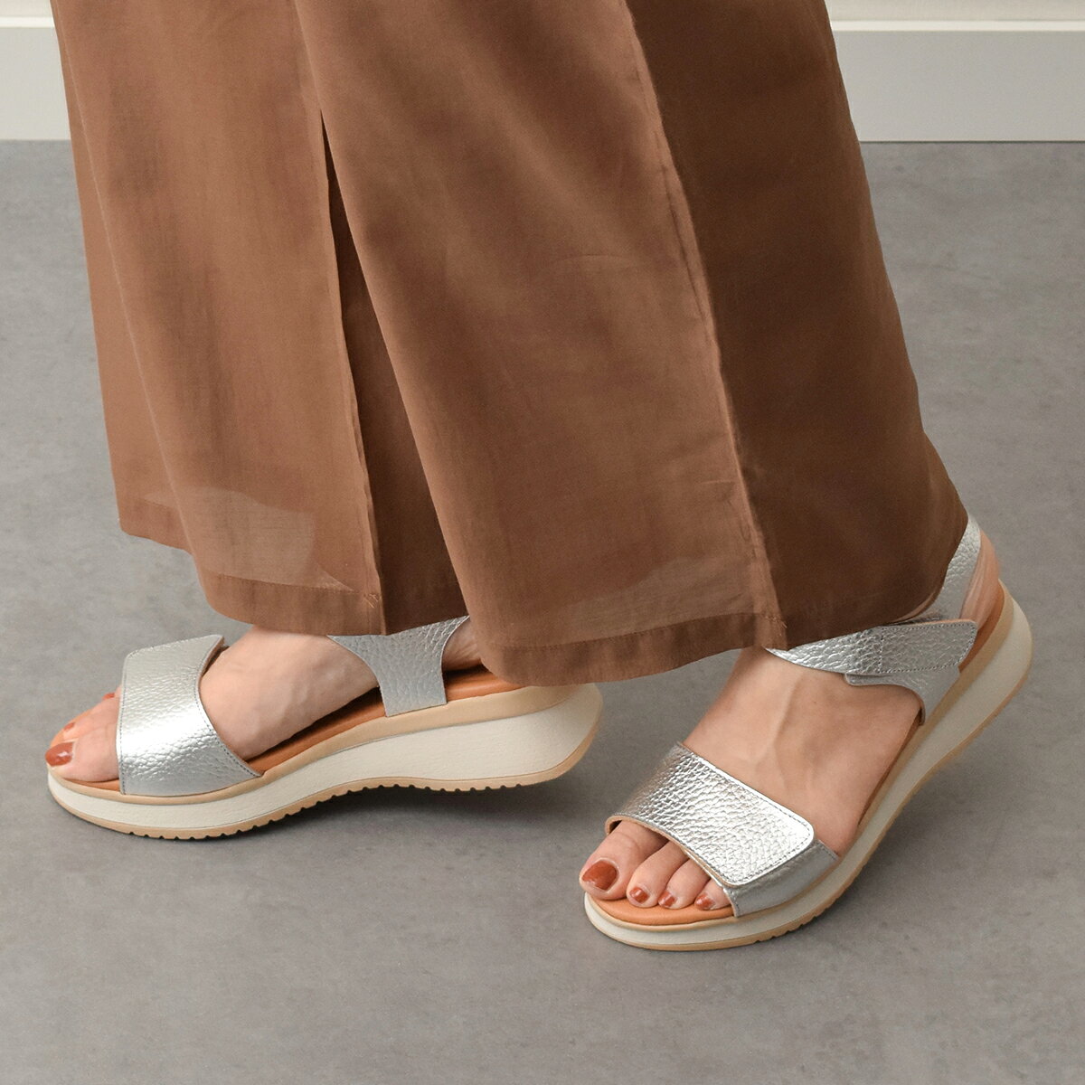 Oh my Sandals (オー マイ サンダルズ)は、スペインの靴の街エルチェを拠点とし、非常にリーズナブルな価格が魅力のサンダルを手掛けるファッションブランドです。軽いソールとクッションインソールが特徴的なベルクロローヒールサンダルは、シンプルなデザインで使い勝手の良いアイテムです。