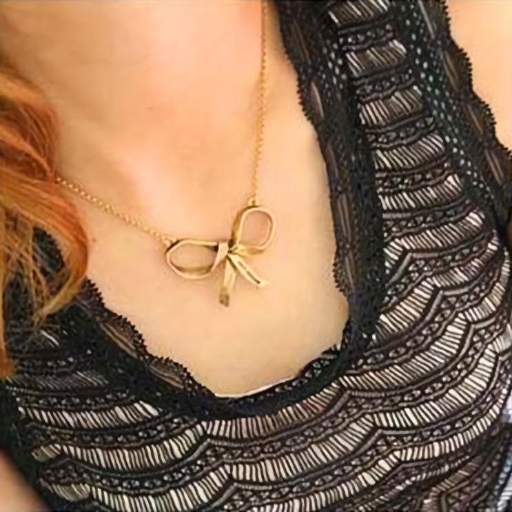 ネックレス ペンダント レディース アクセサリー 首飾り リボン アンティーク調 レトロ調 ゴールドカラー おしゃれ 可愛い 女性 プレゼント ギフト