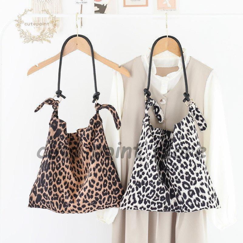 商品詳細：サイズ：/フリーサイズ【商品説明】たっぷり入って、整理しやすいトートバッグ☆しっかりとしているわりに重すぎない生地で、マザーズバッグにも旅行バッグにも気楽に使い回しOK【素材】コーデュロイ、その他【サイズ】(約):横36cm、縦:34cm 【ご注意】※サイズ表記は目安です。誤差はご了承ください。※生産の関係により写真と色、柄が若干異なる場合があります。※商品は縫製上の細かいほつれ、汚れ、素材特有の臭いや接着剤等の臭いが残っている場合がございますので、気になるお客様はご購入をお控え下さい。【キーワード】 安い モデル ヒョウ柄 豹柄 ショルダーバッグ レディース 斜めがけ 軽量 トートバッグ おしゃれ かわいい 収納 大容量 ママバッグ たっぷり 肩掛け 旅行 普段使い プレゼント