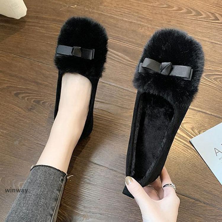 ■ 品名：レディースファーシューズ■ 素材（アッパー）：ポリエステル■ 素材（裏地）：ポリエステル■ 素材（ソール）：ゴム■ カラー：全3色■ サイズ：35-42■ 産地：中国検索ワード：レディース モカシン モカシンシューズ スリッポン パンプス ムートンシューズ フェイクムートン モコモコ ぺたんこ カジュアル 秋 冬　ファー レディース 秋冬 もこも あったか室内履き 無地 ルームシューズ ファーシューズ レディース あったか 可愛い ふわふわ　防寒 おしゃれ　スリッパ 裏ファー カラフル カップル冬秋 可愛い 防寒グッズ レディース