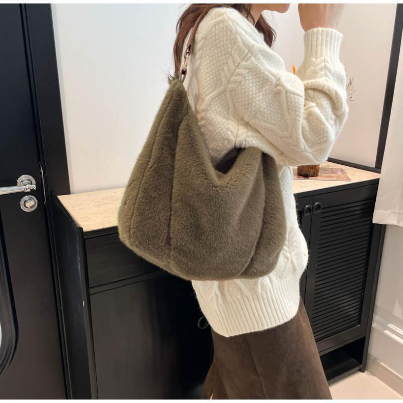 ショルダーバッグ 斜め掛け レディース ェイクファー ふわふわ 可愛い 秋冬 小物入れ オシャレ 軽量 大容量 自分用 普段用 プレゼント