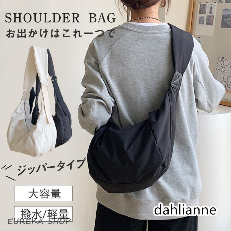 商品詳細:カラー:/A01/A02サイズ:/フリーサイズ素材:ナイロン、ポリエステル丈夫なナイロン素材で仕上げられたショルダーバッグ。身体に馴染むシルエットで持ちやすく、やや太めに設定されたショルダーストラップが荷物が多い日のストレスを軽減してくれます〇存在感のあるショルダーデザインはスタイリングのポイントとしても活躍！中にはファスナー付きのポケットがひとつとファスナーなしのポケットがふたつ付いております。サイズ:（約）横45cm×高さ20cm×奥行16cm