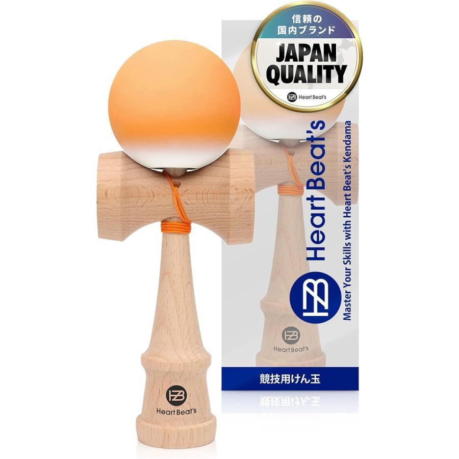 バリエーションコード : 2B9R18QJRX「技が決まる。競技用けん玉」Heart Beat's けん玉は、日本けん玉協会認定と同スペックで、技の決まりやすさを追求した高品質な競技用けん玉です。初心者から競技志向者、幼児?小学生、子供からお年寄りまで幅広いレベルの方にお楽しみいただけます。基本技から応用技まで、多彩な技に挑戦できる設計です。特殊マットコーティングにより、グリップ力とクッション性が高まり、球が止まりやすくなります。ツートンカラーにより球の動きや回転を目で追いやすく、技の成功率が高まります。大きな開口部により、けん先の挿入が容易になり、技の精度がさらに向上します。「クラシックでモダンなミスティカルソリッドけん玉」クラシカルなソリッドカラーとホワイトカラーの組み合わせが際立つ、モダンでスタイリッシュなけん玉です。シンプルながらも鮮やかな色合いが視覚的なノイズを抑え、プレイヤーの集中力を引き出し、技の精度を高めます。選べる7カラー。7つの鮮やかなカラーバリエーションからお選びいただけます。どの色もスタイリッシュで、練習やプレイの時間をより一層楽しく演出しま?