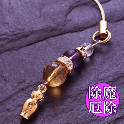 【仕　様】 ・材質：地蔵パーツ1個（17×6mm 真鍮）、白水晶1個（6mm珠/128面カット）、黄水晶1個（10mm珠/128面カット）、アメジスト1個（8mm珠/128面カット）、ロンデル1個（8×4mm 真鍮/ラインストーン）、1個（6×3mm 真鍮/ラインストーン） ・サイズ：約10cm ・重量：約7g ・付属品：ほのぼの地蔵カード ※コチラの商品は、メーカー直送品となります。予めご了承下さいませ。ほのぼのとしたお地蔵さまがあなたの心を癒します！ 昔から何人を問わず、多くの人々に愛され信頼されてきた丸くて優しい顔つきの『お地蔵さま』は、無仏の世に出現し、『六道＝地獄道、餓鬼道、畜生道、修羅(しゅら)道、人間道、天道』の衆生(しゅじょう)を救ってくれるといわれています。 ※衆生：心をもつすべての存在。苦のある世界である三界を輪廻する。「人々」という意味で使われることが多い。