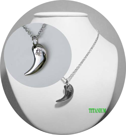 【送料無料】【勾玉】守りご本尊様 チタン お守り ペンダント【ネコポス発送】