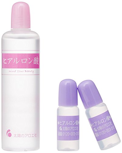 ◆商品名：太陽のアロエ社 ヒアルロン酸 80ml×1個 10ml×2個セット 商品サイズ (幅×奥行×高さ) :93×80×35mm 内容量:80ml×1個 10ml×2個セット 商品紹介 太陽のアロエ社のヒアルロン酸は微生物の発酵を応用したバイオテクノロジーで生まれたヒアルロン酸です。【ヒアルロン酸原液とは】ヒアルロン酸はもともと高純度に精製された、無味無臭の白色粉末であり“ヒアルロン酸100%原液というのはヒアルロン酸粉末を水で薄めた水溶液で無色透明です。『ヒアルロン酸1%水溶液』=『ヒアルロン酸100%原液』といっても過言ではありません。【ヒアルロン酸の特徴】ヒアルロン酸は保湿性に優れ、1グラムで6リットルの水分を保持できるといわれています。肌の水分量が多いと皮膚にハリが出てきます。赤ちゃんの肌が瑞々しいのはヒアルロン酸を多く含んでいるからです。皮膚に塗ると、しっとり感、なめらか感があり肌荒れや乾燥によるしわを防ぎます。◆市販の化粧水に加えるだけ。 市販の化粧水に5%~10%程度の濃度を目安に加えます。市販のヒアルロン酸入り化粧水に含まれる割合はかなり少ないと考えられますのでヒアルロン酸濃度の高い化粧水になります。◆洗顔フォームに混ぜて。 洗顔フォームにヒアルロン酸を数滴混ぜ、泡立てネットで泡立てます。モコモコのしっかりとした泡ができますのでやさしく洗顔します。毛穴の汚れがしっかりと取れるのが実感できます。◆シャンプーに混ぜて。 シャンプーに数滴混ぜて洗髪しますとモコモコの泡で包み込むように優しく洗えます。仕上がりはよりしっとりつややかになります。◆ボディクリームに数滴混ぜて。 ボディクリームに数滴混ぜて、乾燥の気になる部分に塗ります。お肌がしっとり潤うのが実感できます。かかとなど、特に乾燥が気になるところにはお休み前に塗り、靴下をはいてお休み下さい。 原材料・成分 水(98.5%)、ヒアルロン酸Na(1.0%)、フェノキシエタノール(0.4%)、メチルパラベン(0.1%) P.when('A').execute(function(A) { A.on('a:expander:toggle_description:toggle:collapse', function(data) { window.scroll(0, data.expander.$expander[0].offsetTop-100); }); }); ご注意（免責）＞必ずお読みください メール便での発送になります 続きを見る