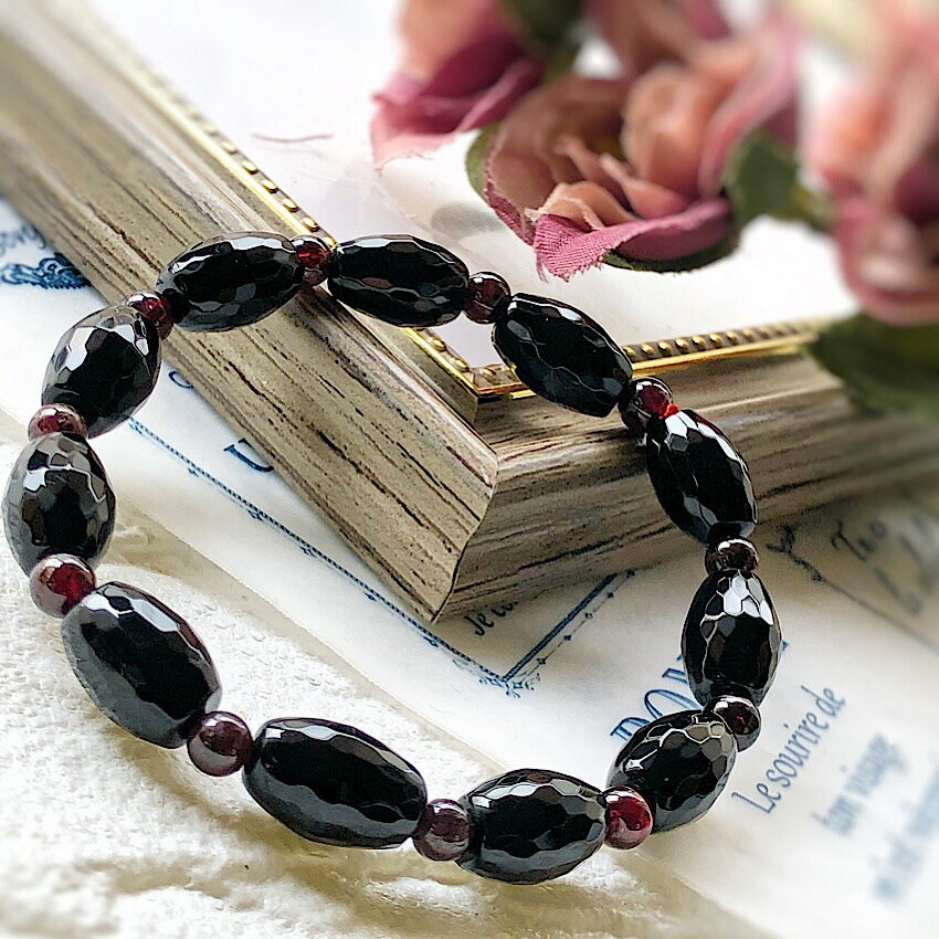 女性らしいパワーストーンブレスレット　オニキス　ガーネット　樽型カット入りのオニキスが素敵な天然石ブレスレット　母の日のプレゼントにも　レディースアクセサリー　黒　赤