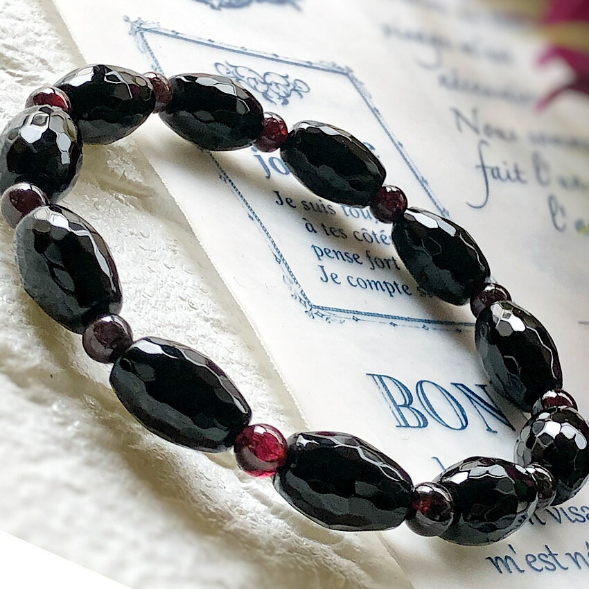 女性らしいパワーストーンブレスレット オニキス ガーネット 樽型カット入りのオニキスが素敵な天然石ブレスレット 母の日のプレゼントにも レディースアクセサリー ...
