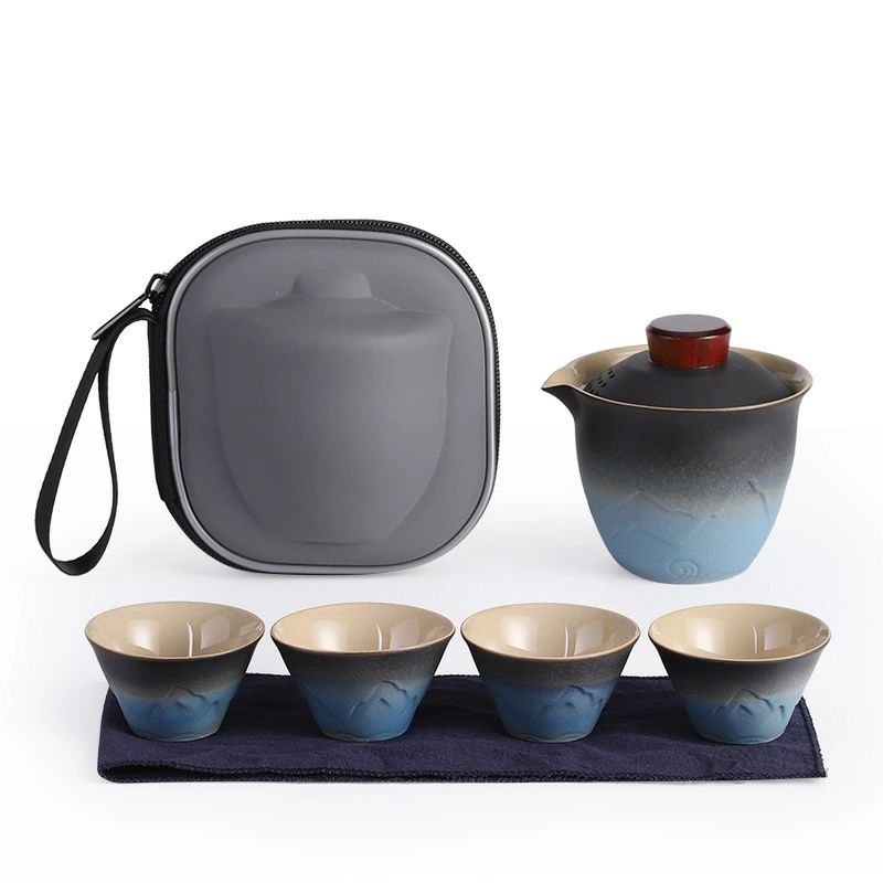 【サイズ】 収納バッグ：長さ約13cm ×幅約9cm× 高さ約13cm 急須：長さ（一番長い部分）約10cm × 高さ約9.2cm 湯呑み：口径約6cm × 高さ約3.5cm ?茶巾：44.5cm × 9.5cm【容量】1x急須：200ml 4x湯呑み：30ml 【落ち着く雰囲気】特別に山と海の柄を表面にあり、グラデーションの変化が優雅な上品さを演出します。お茶を飲みながら、心を癒せます。【使いやすい】てひらのサイズでバッグに収納され、持ち運びが便利です。外出先でも自由に好きなお茶を楽しめます。◇保証期間：到着日から1ヶ月以内にご連絡ください※お客様ご都合の交換と返品は、お承っておりませんのであらかじめご了承ください。※ご注文の商品が「不具合がある」など当社原因による場合には、商品到着後「1ヶ月以内」に電話もしくはメールにてご連絡いただいた商品は交換または返品を受け付けさせていただきます。◇お客様都合によるキャンセル（商品発送前）ご注文から30分以内は、理由の有無を問わず購入履歴からキャンセルすることが可能です。なお、当店では、ご注文から30分以上過ぎた場合、お客様都合によるキャンセルは承っておりません。あらかじめご了承ください。◇ 配送方法について ◇※ 発送後のキャンセル・送付先の変更はできません。※ 届かない場合や、転居による紛失に関しての補償は一切ありません。ご注文前に、送付先に誤りがないか、部屋番号抜け等がないかを必ずご確認ください。※ 長期不在・表札がない・表札や郵便受けに書かれたお名前がご注文者のお名前と異なる場合、お届けができず自動的に返送となる場合がございます。返送された場合、返送・再配達にかかる送料はお客様負担となります。ご了承ください。◇ 注意事項 ◇※ ご利用のモニターによって、実物とすこし異なる色に表示される場合がございます。※ 全商品、北海道・沖縄・離島は別途 送料が掛かります。※ ラッピング対応しておりませんので、ご了承ください。※ 説明書は日本語化されていません。※輸入品の為予告なくパッケージや仕様が多少変更される場合があります。 ご了承ください。※本商品は新品未使用品ですが、輸入品のため、汚れや傷・ムラがある場合がございます。ご了承ください。