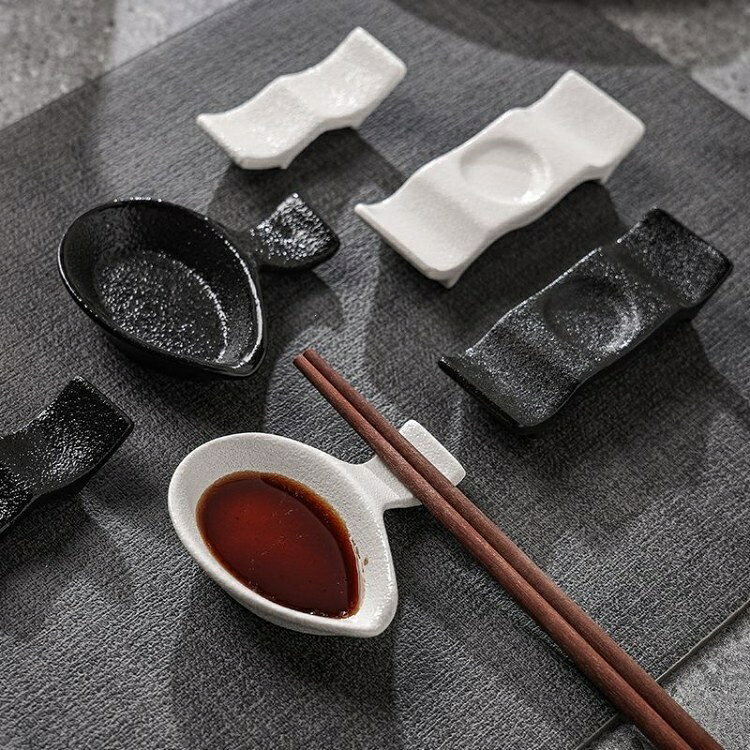 陶器箸立て、食器用具アクセサリー、二重・三重用途対応。ホテルやレストランのテーブルセット用、枕付き、箸受け、スープカップ受け、箸マット。クリエイティブな多機能陶器味碟（味わい皿）、滑り止めで揺れにくい設計。家庭用料理店、ホテル向け醤油・酢皿、箸受け