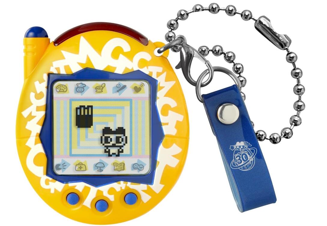 【予約】Tamagotchi Connection ケーたまプラス！ いえろー 対象年齢 6 才以上 たまごっち 発売日以降7営業日以内に発送致します ブランド BANDAI商品の寸法 21.8長さ x 14幅 x 2.5高さ cm商品の重量 500 g電池の個数 1 非標準バッテリ 電池(付属)商品の個数 1（C）BANDAI［カテゴリー］たまごっち［使用電池］CR2032 × 1（付属）［対象年齢］6才～ これがウチらのたまごっち！たまごっちでまたつながろ～！たまごっち30周年を記念した復刻デザインシリーズ第3弾!!2000年代に大流行した、『祝ケータイかいツー！たまごっちプラス』のリバイバル版、『Tamagotchi Connection』で、思わず夢中になる、なつかしの育成遊びを楽しもう！ピンクが基調のキュートなデザインが特徴です。たまごっちは、育て方によって、さまざまな姿に成長するよ。一緒にゲームをしたり、ごはんをあげたり、病気になったら治療してあげて大切に育ててね！Tamagotchi Connectionには楽しい遊びがいっぱい！・たまごっちを育てて50以上のキャラクターに出会おう！・10以上のミニゲームで遊んで、ごっちポイントをゲット！・ごっちポイントを使ってお買い物したり、パスワードを探したり…たまごっちのために、150以上のアイテムを集めよう！Tamagotchi Connectionで、友だちと赤外線通信！赤外線通信で、たまごっち同士が友だちになったり、遊んだり、プレゼントを交換したりできるよ。相性の良い友だちができたら、次の世代の子どもを育成できるよ！[セット内容]・Tamagotchi Connection…1・取扱説明書…1［使用電池］CR2032×1（付属）※セットされている電池はテスト用です。 3