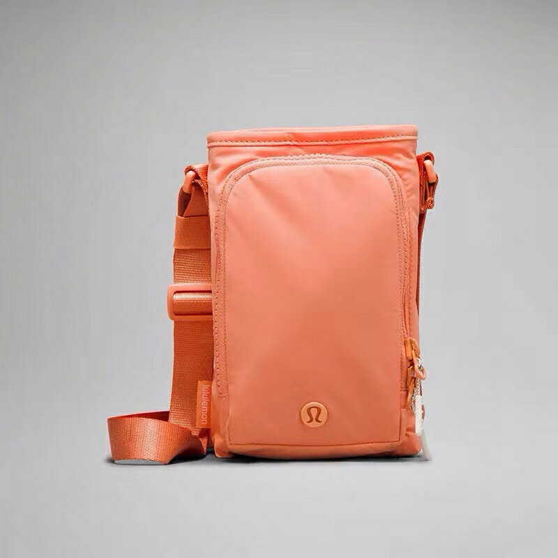 【2024新品】【送料無料】lululemon ルルレモン ウォーターボトルホルダー Waterbottle Crossbodyスマホポーチ レディース スマホショルダー ポシェット撥水加工 軽量 iPhone 肩掛け 男女兼用 携帯入れ ショルダースマホ ケース カバー散歩バッグ